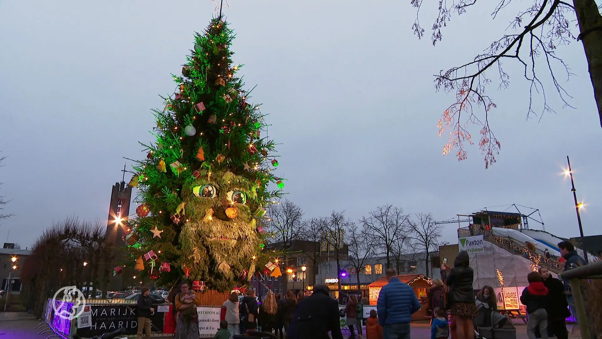 Pratende kerstboom betovert kinderen in Prinsenbeek: 'We hebben Breda overtroffen'