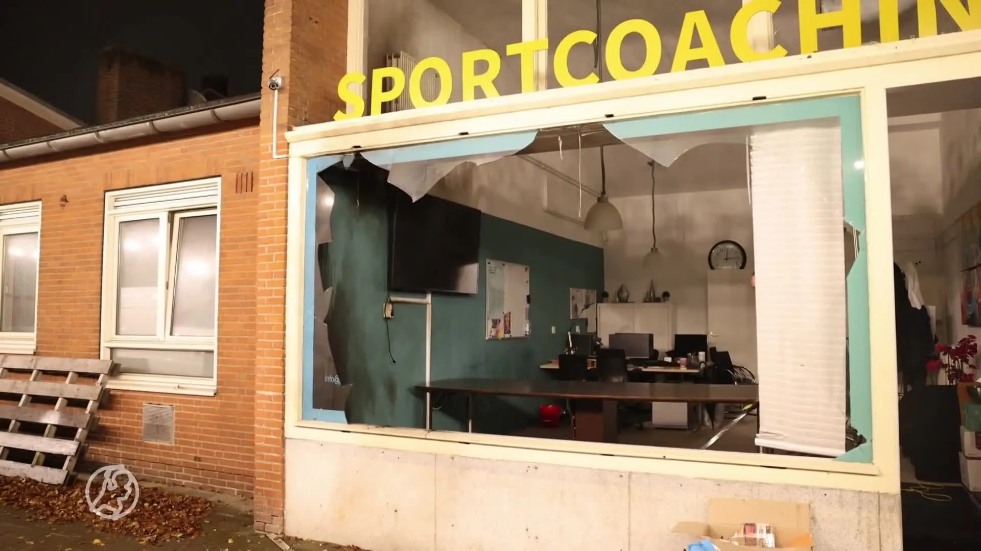 Ruiten vernield en meubels naar buiten geblazen bij twee explosies in Amsterdam