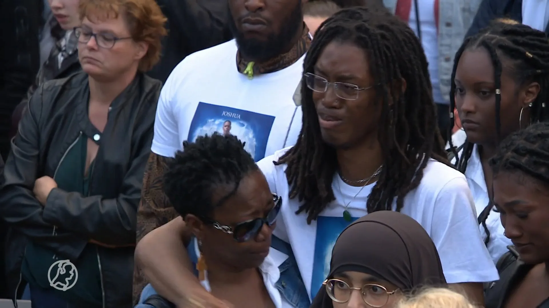 Vele honderden lopen mee in stille tocht voor doodgestoken Joshua (15)