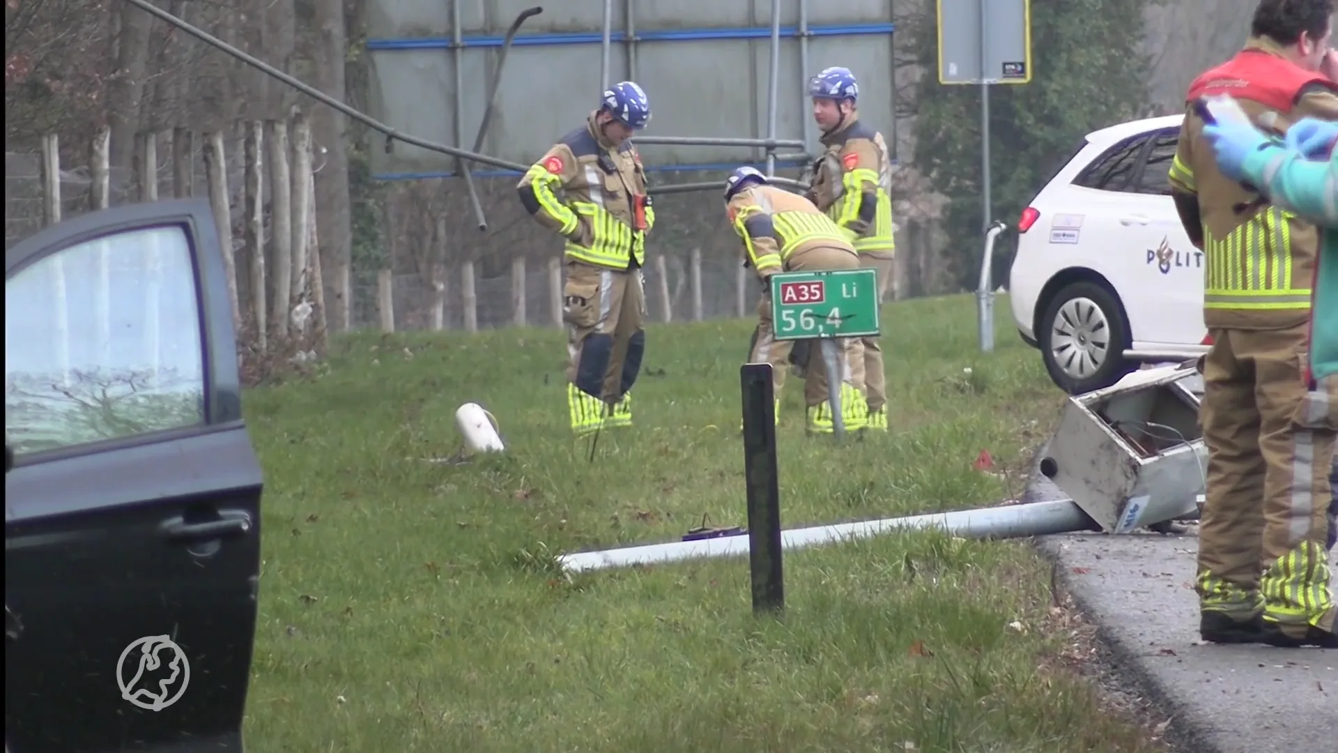 Auto valt bijna van viaduct na ongeluk