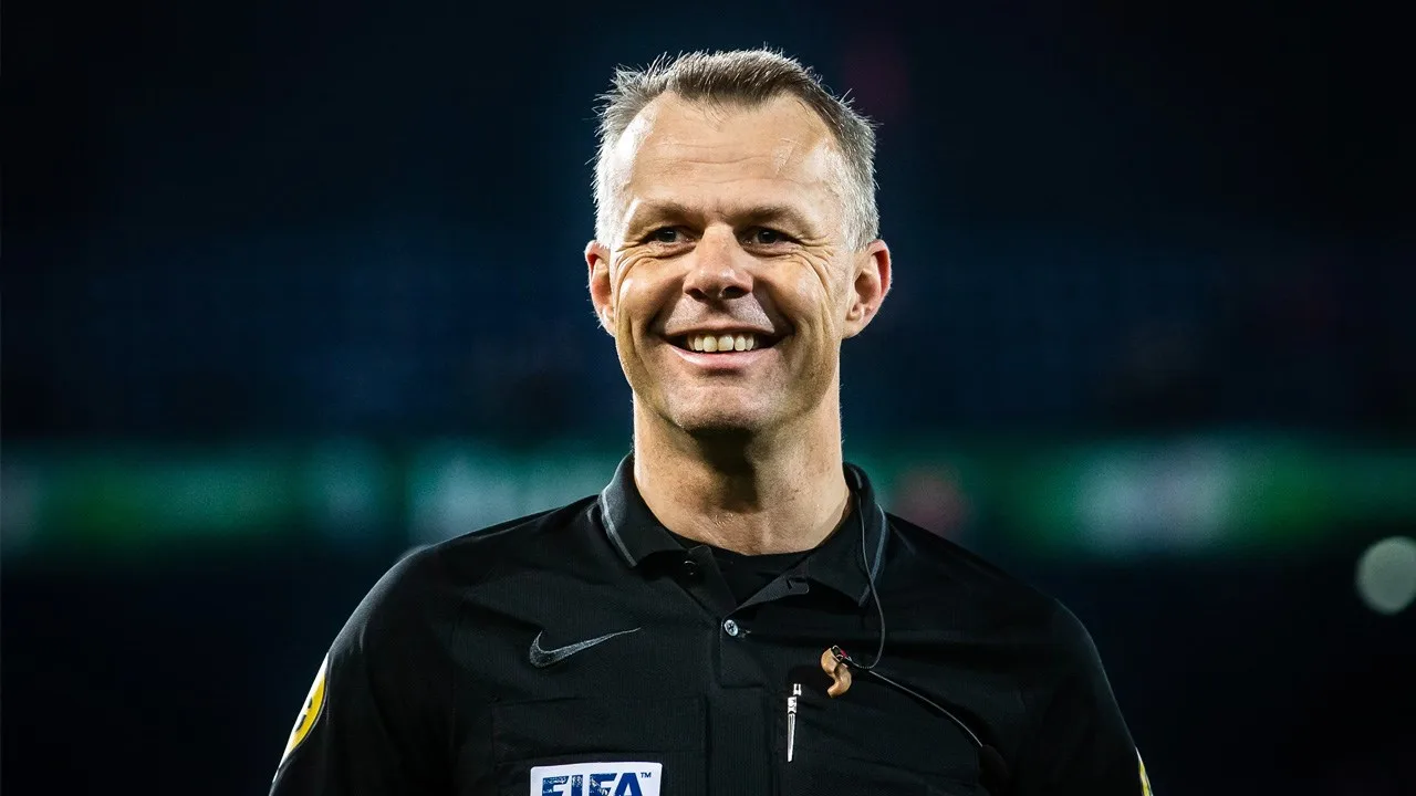 Scheidsrechter Björn Kuipers veilt fluitje voor het goede doel