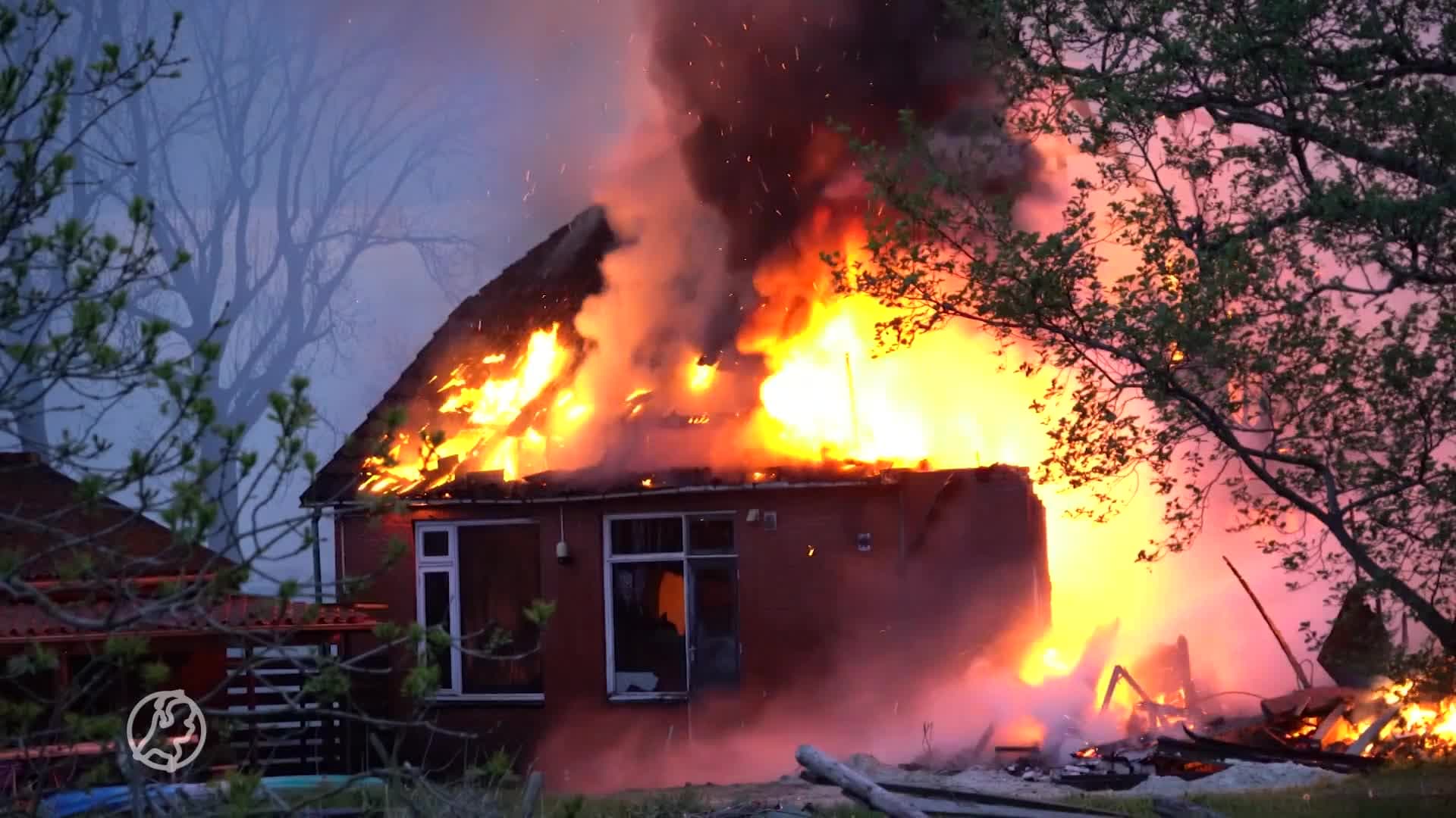 Grote brand legt leegstaande woning in Groningse Tolbert in d...