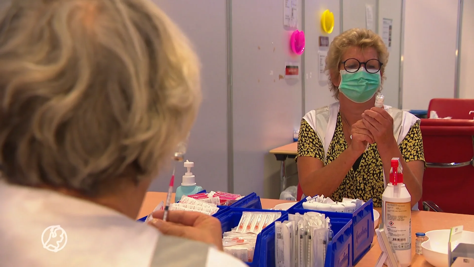 Klaar voor nieuwe golf: eerste mensen krijgen herhaalprik tegen corona