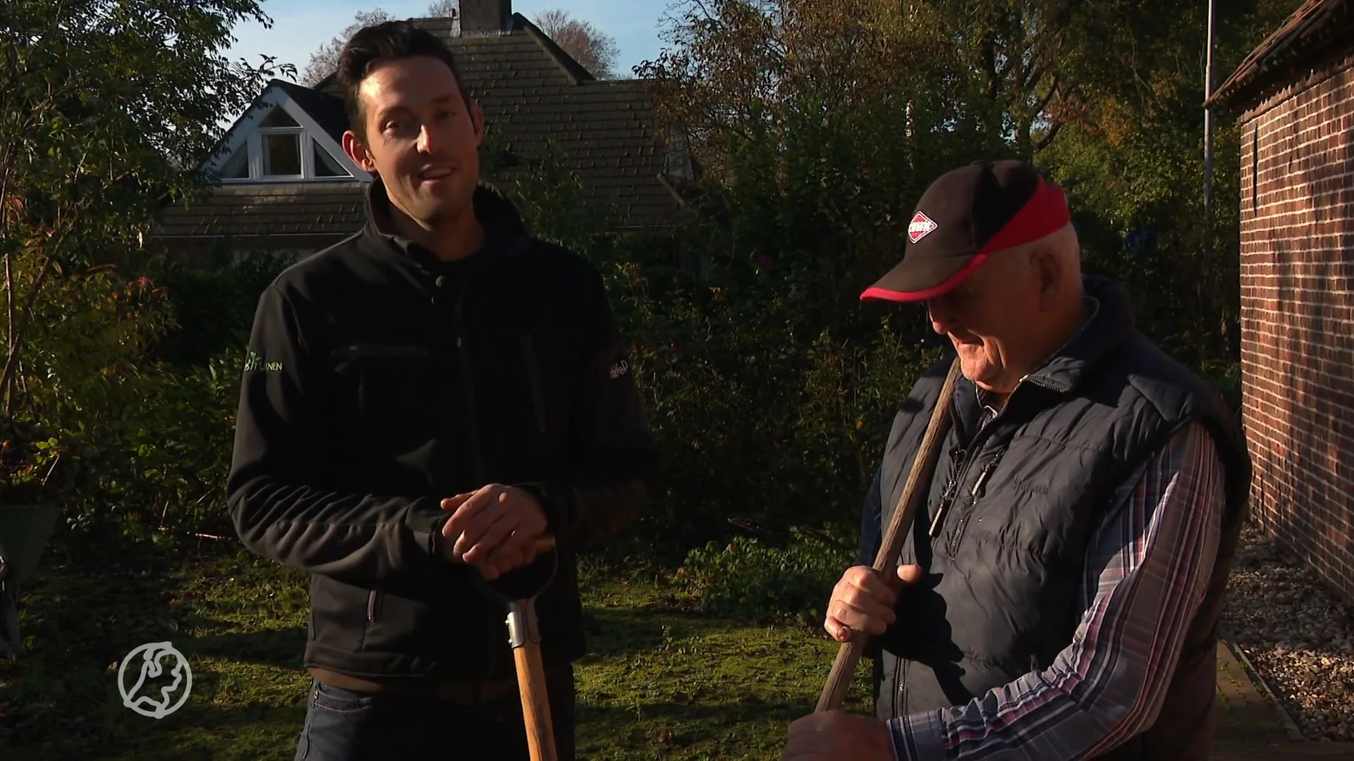 Toon (32) en Janne (26) kochten boerderij mét de bewoner, zijn nu mantelzorgers