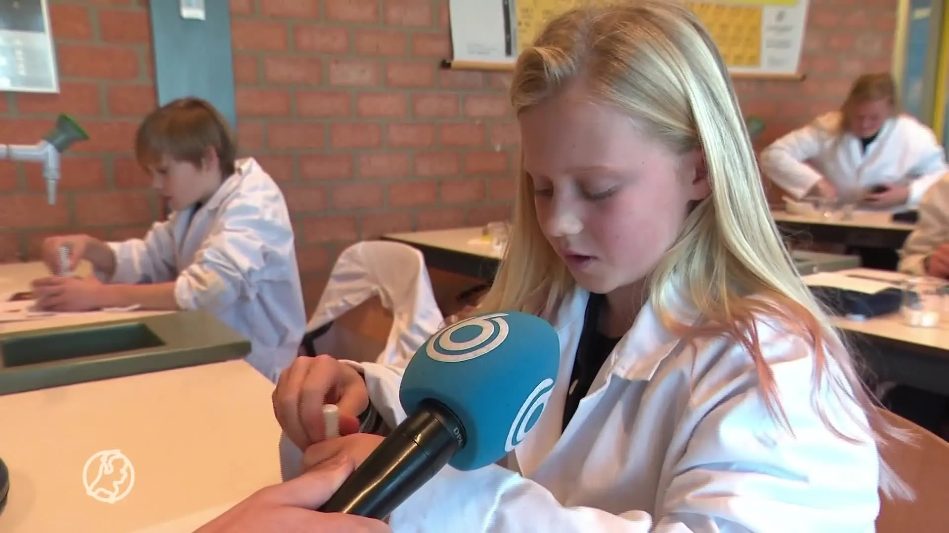 Volendamse leerlingen krijgen les in het maken van vuurwerk: 'Het is hier een beladen onderwerp'