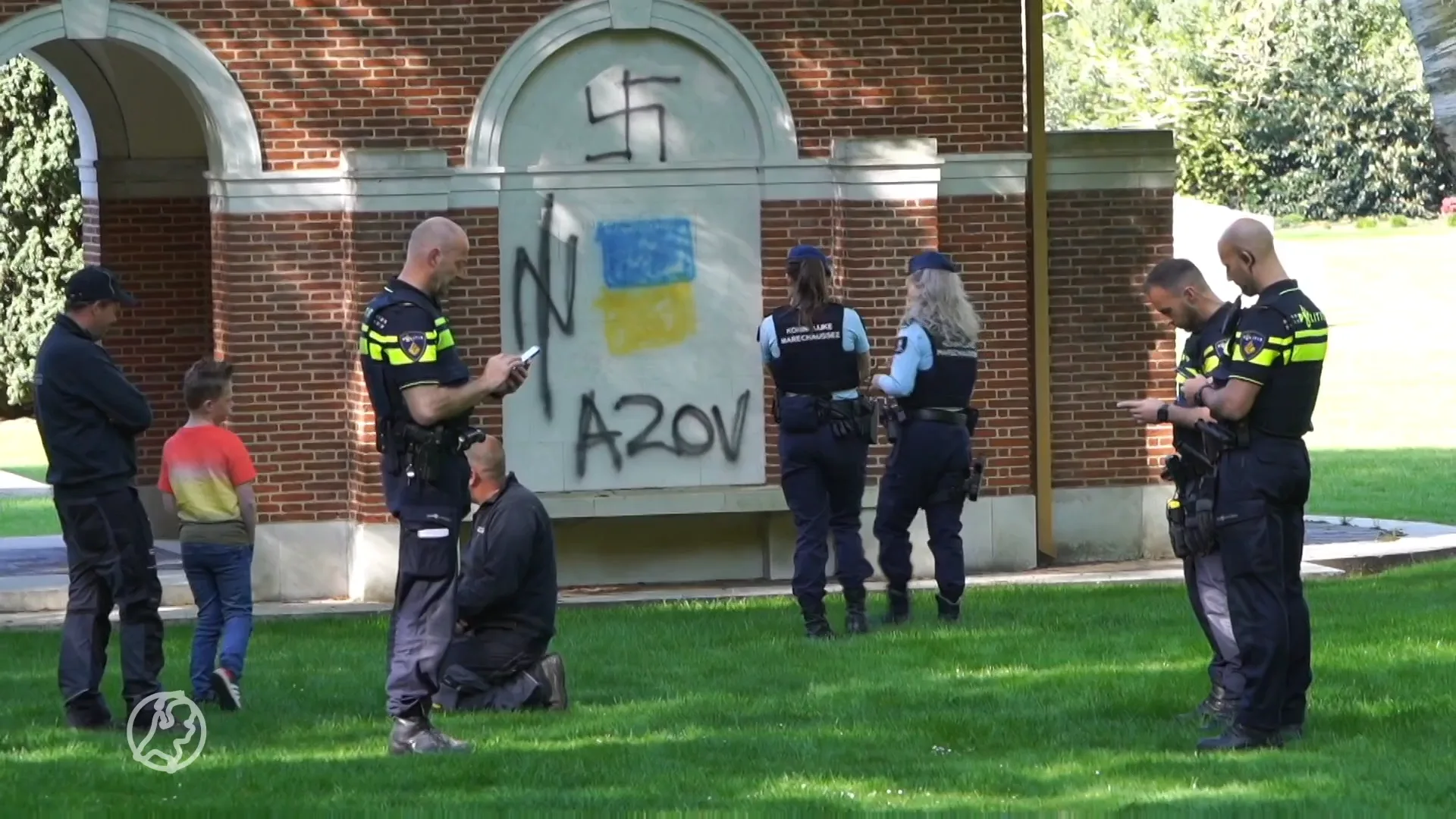 Graven met hakenkruizen beklad op oorlogsbegraafplaats Nijmegen