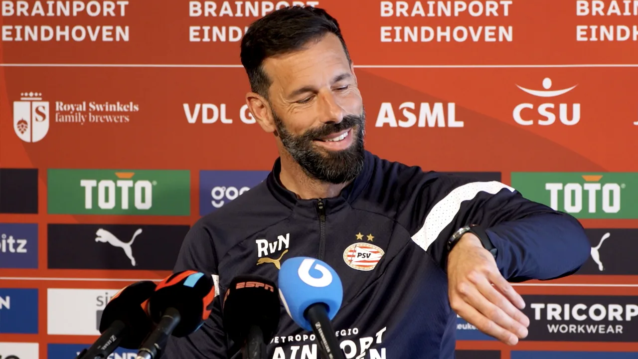 Van Nistelrooij wordt gevraagd naar identiteit en speelwijze van PSV: 'Heb je nog even?'