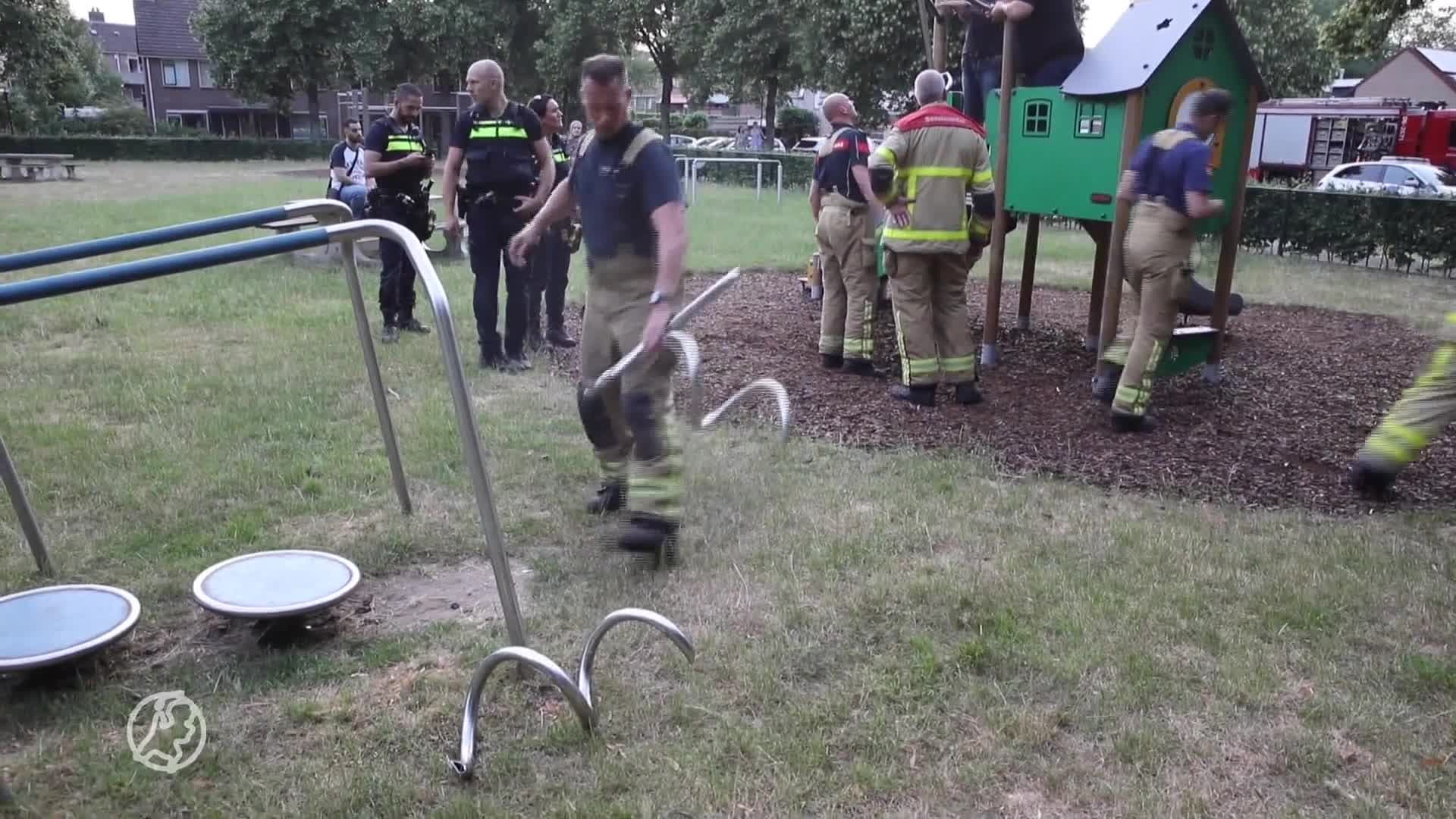 Meisje raakt bekneld in speeltoestel, hulpdiensten moeten haar bevrijden