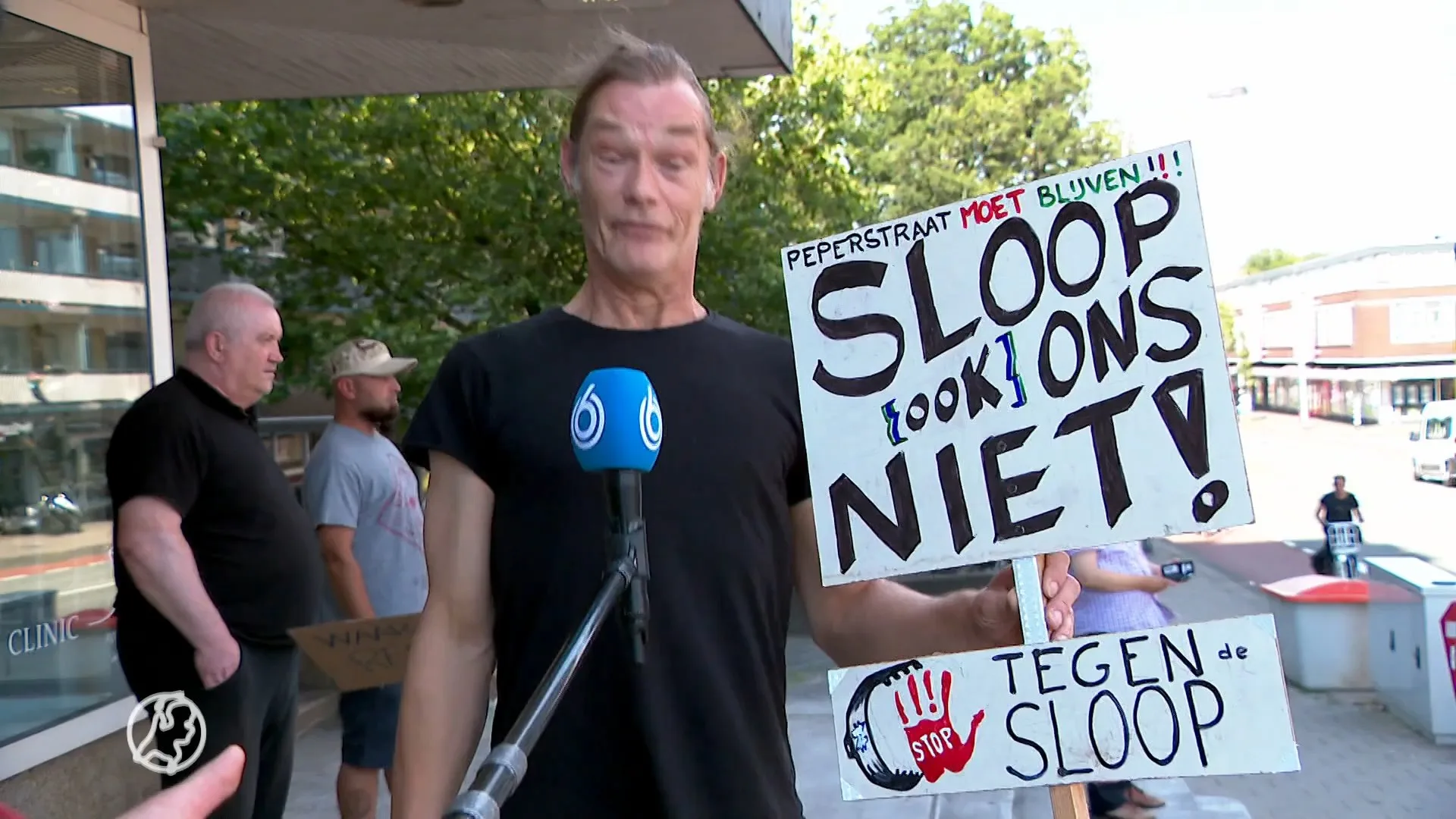 Bewoners Zaandam lopen protestmars tegen de sloop van hun woningen