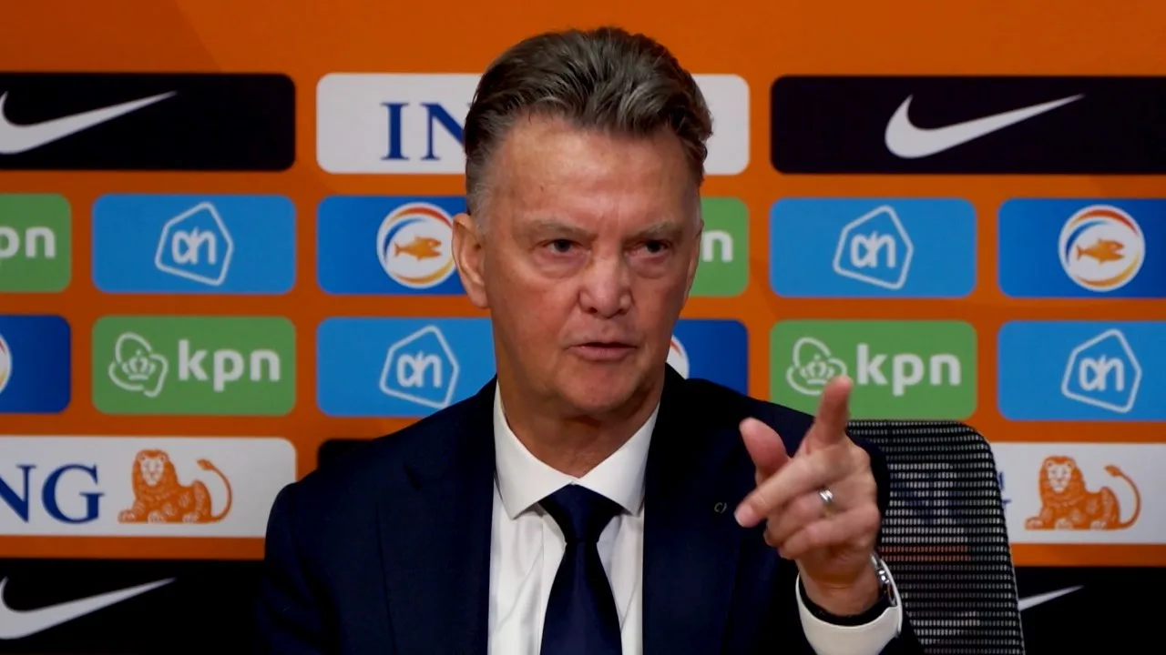 Van Gaal houdt nieuwe keeper in de gaten: 'Nooit van gehoord, schijnt fantastisch te keepen'
