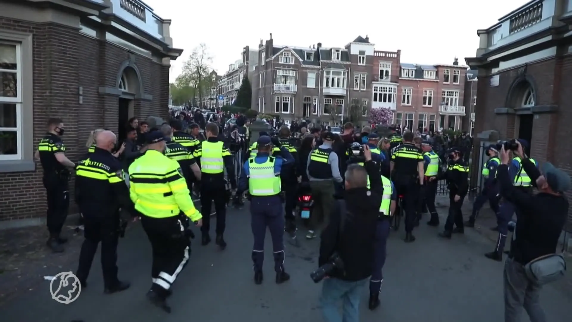 Politie Arnhem raakt slaags met grote groep mensen in park So...