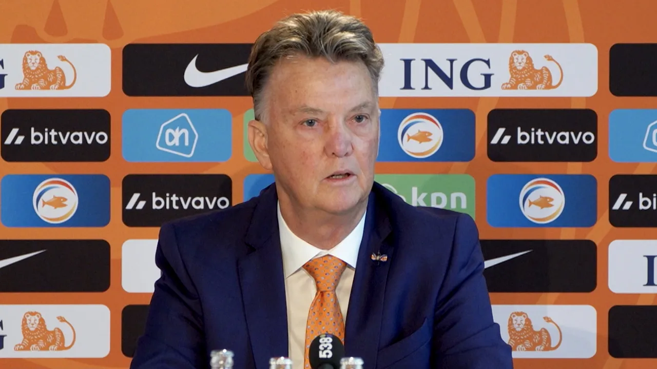 Van Gaal start persconferentie met minutenlange monoloog: 'Ik heb naakte spelers gezien'