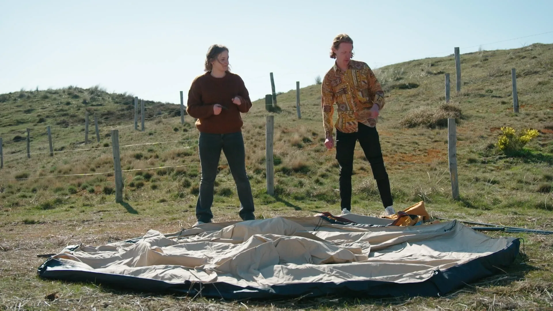 De tent opzetten blijkt toch niet zo makkelijk als gedacht voor Laura en Leon