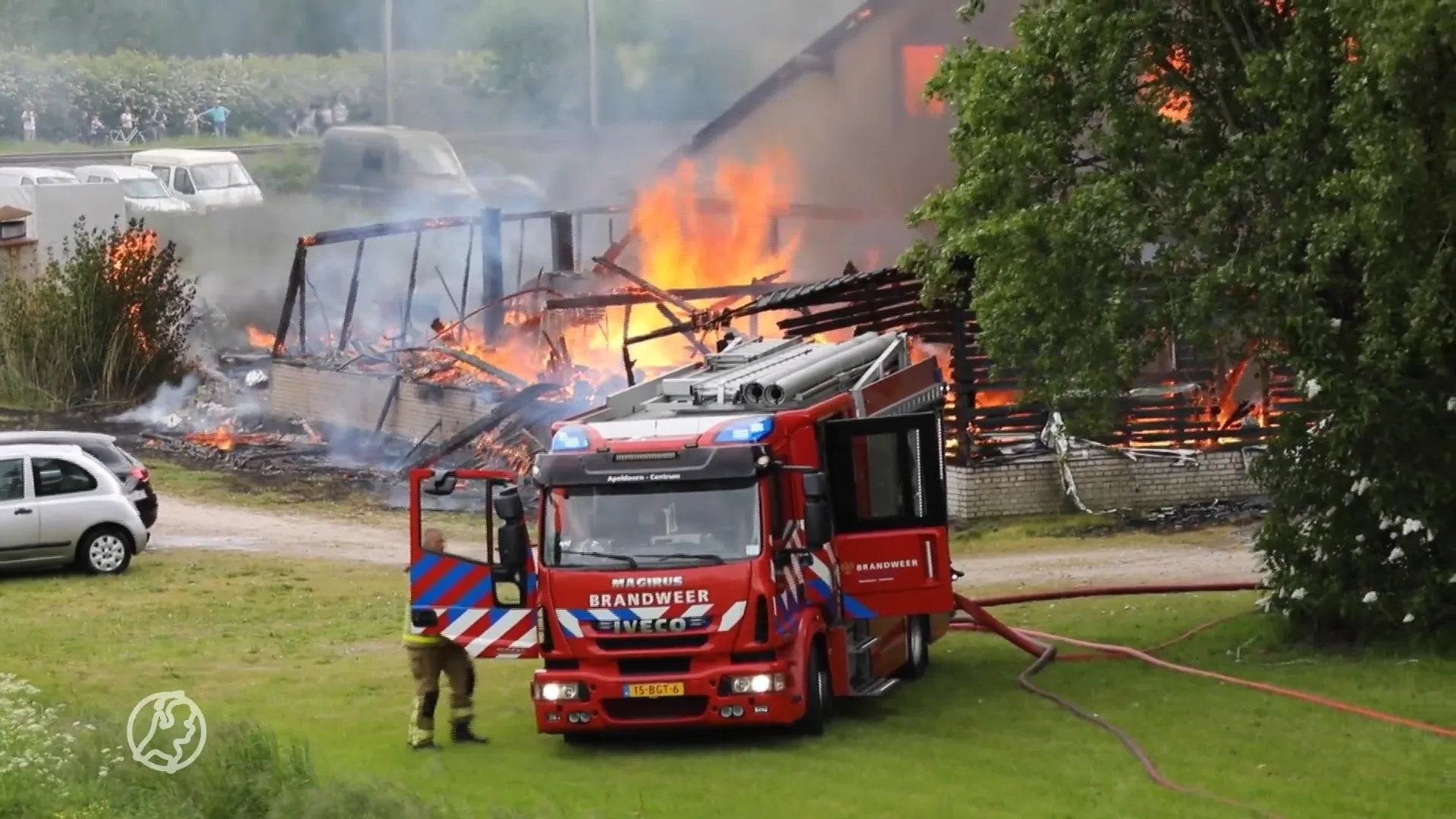 Enorme brand in opslagloods in Apeldoorn: 'In rook zit waarschijnlijk asbest'