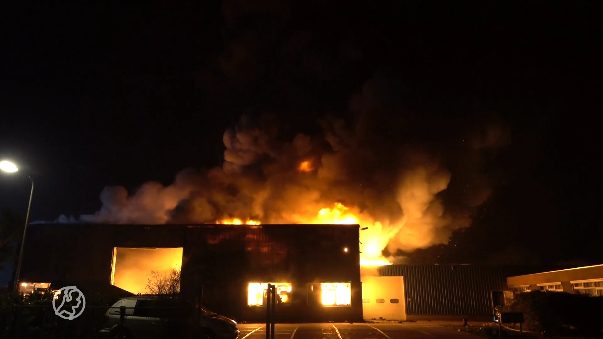 Zeer grote brand legt autobedrijf met oldtimers in de as