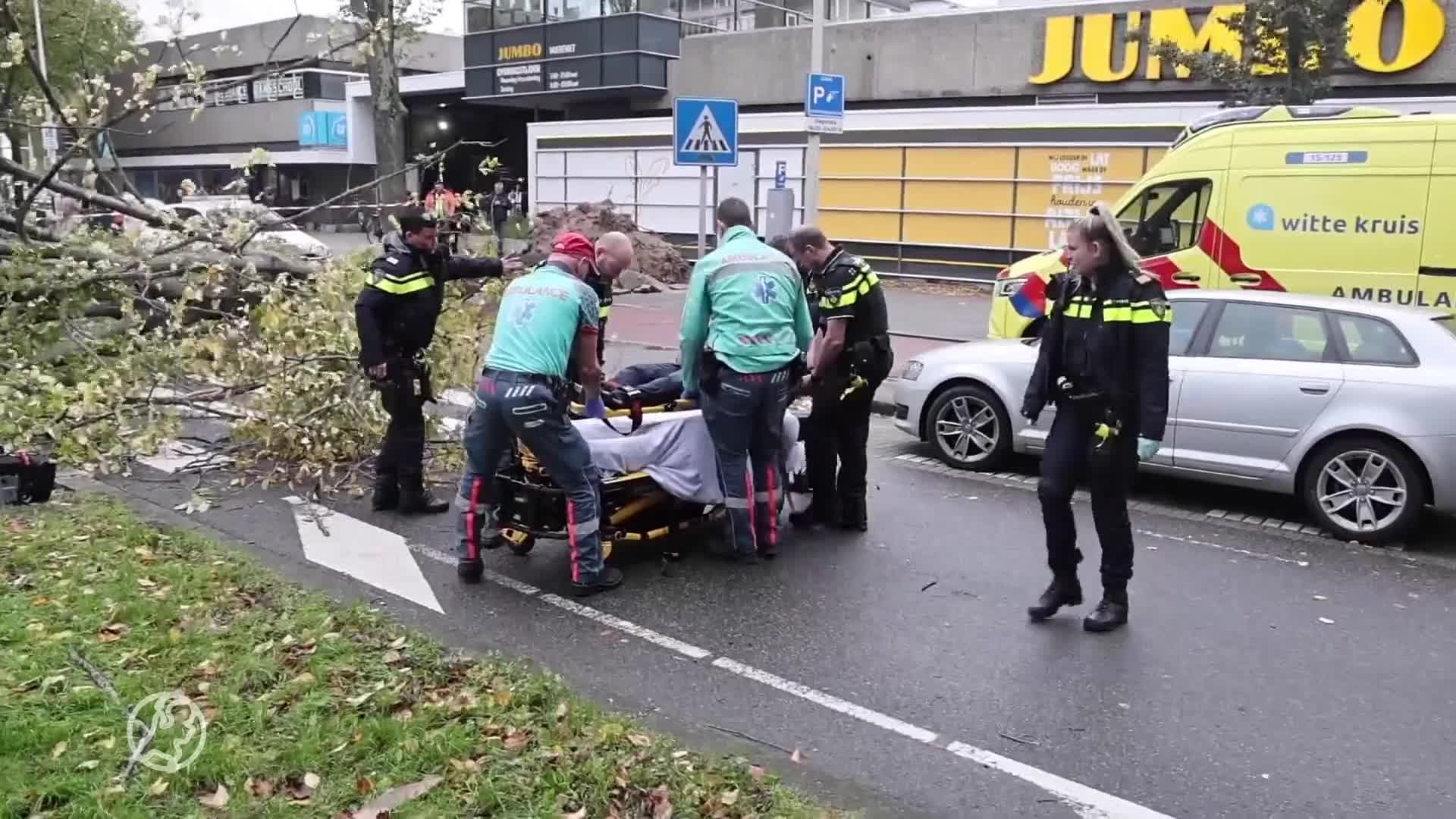 Dakdekkers moeten aan de bak door stormschade Ciarán