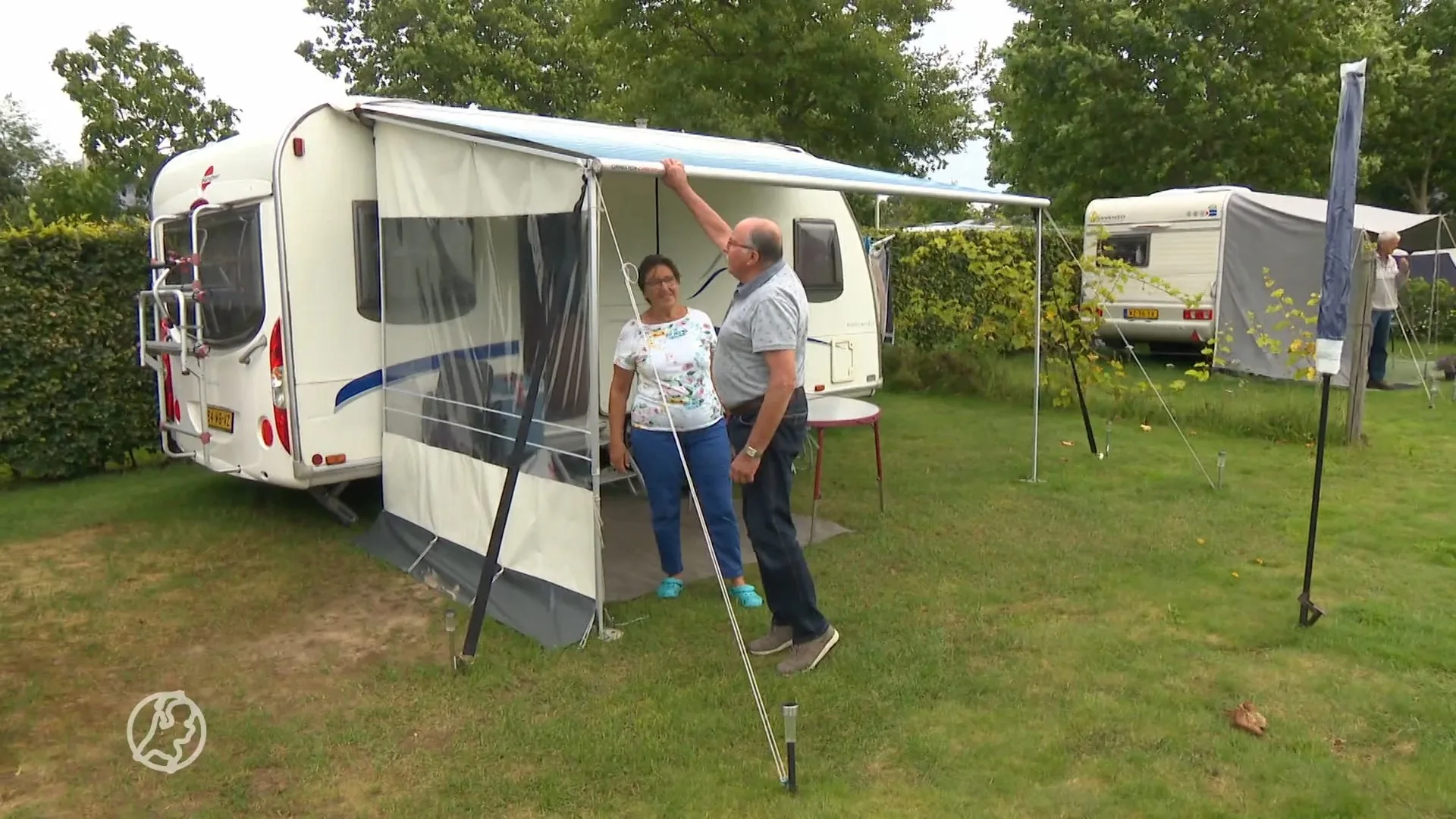 Campinggasten zien vakantie verregenen: 'Luifel van de camper al steviger gemaakt'