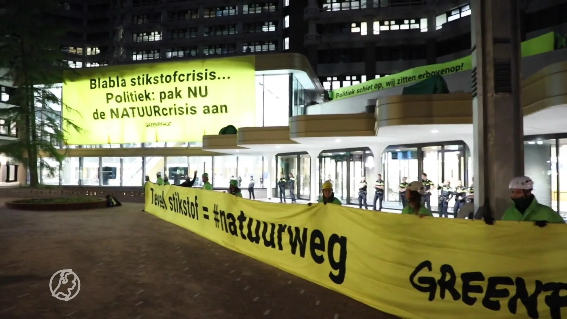 Greenpeace-activisten demonstreren op dak van nieuwe Tweede Kamer
