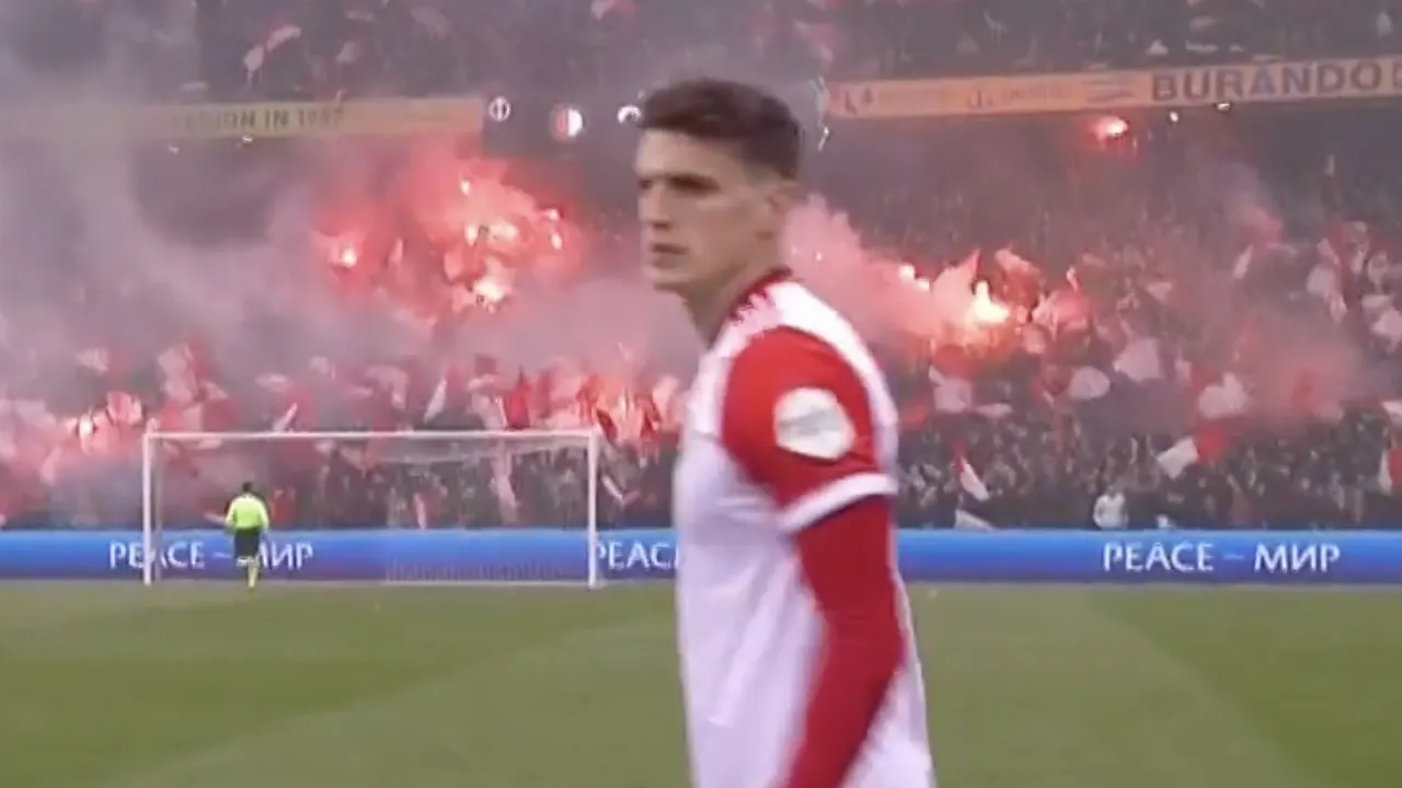 Opnieuw vuurwerk in De Kuip voorafgaand aan Conference League-duel Feyenoord