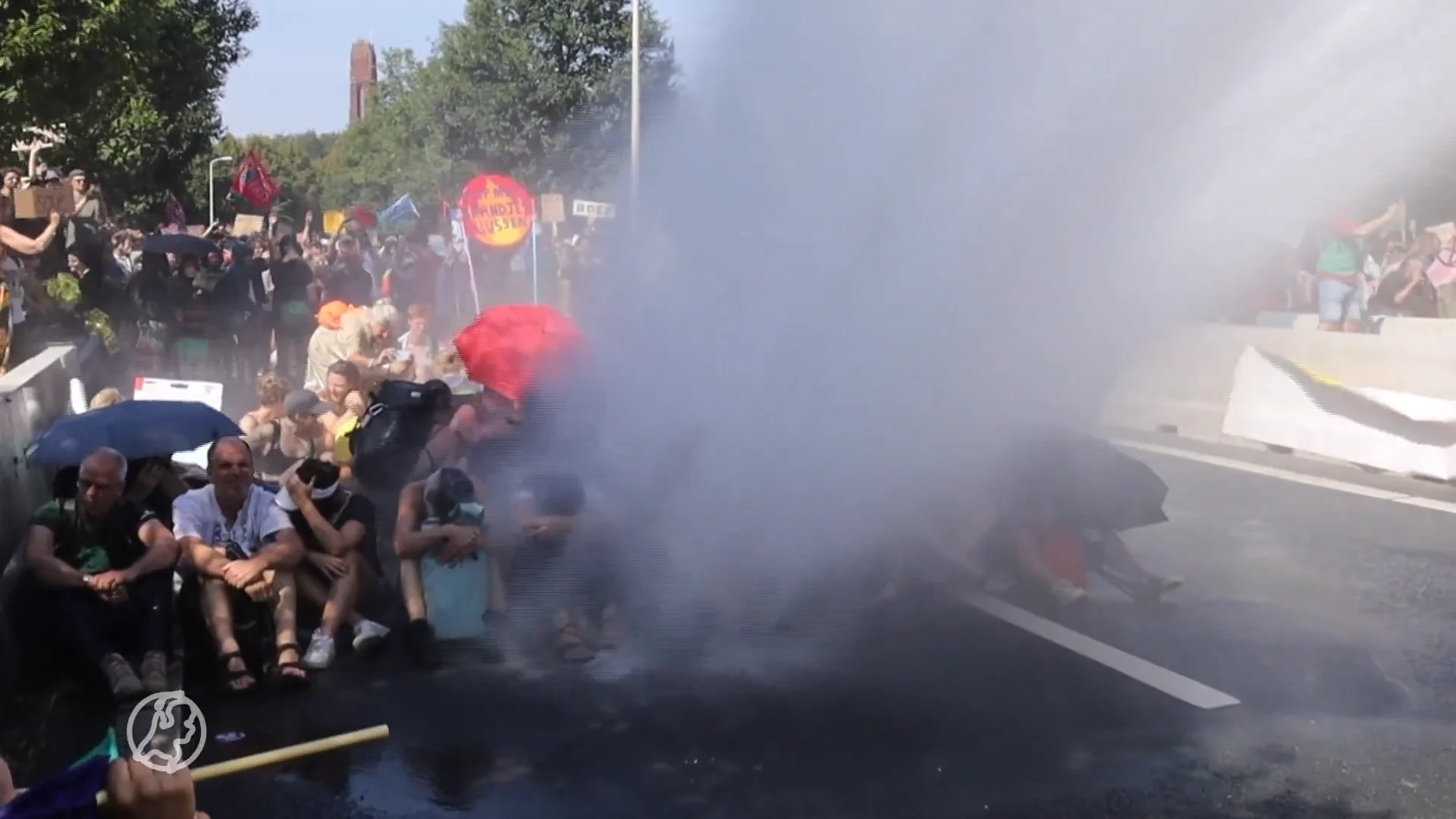 Politie zet waterkanon in bij demonstratie A12