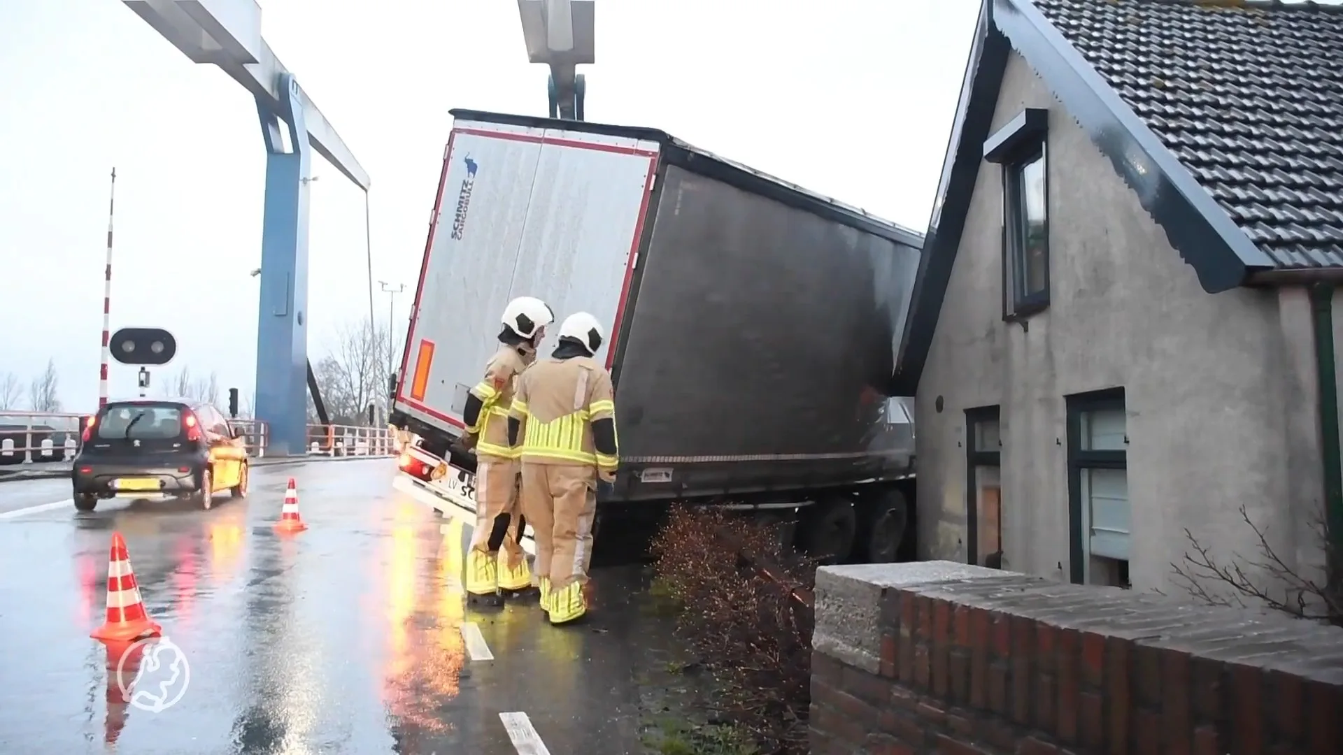 Vrachtwagenchauffeur gaat te kort door de bocht en knalt tege...