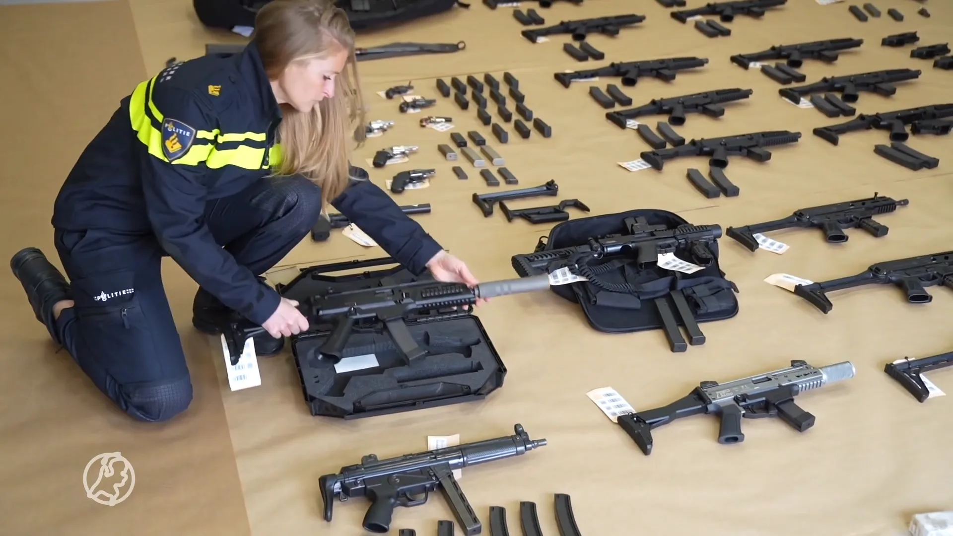 Gigantisch arsenaal aan wapens ontdekt, vijf mannen opgepakt