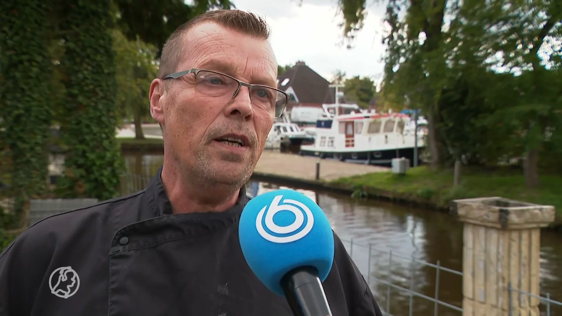 Bert gooit uit frustratie koffiekopje naar raadsleden tijdens vergadering over asielzoekers