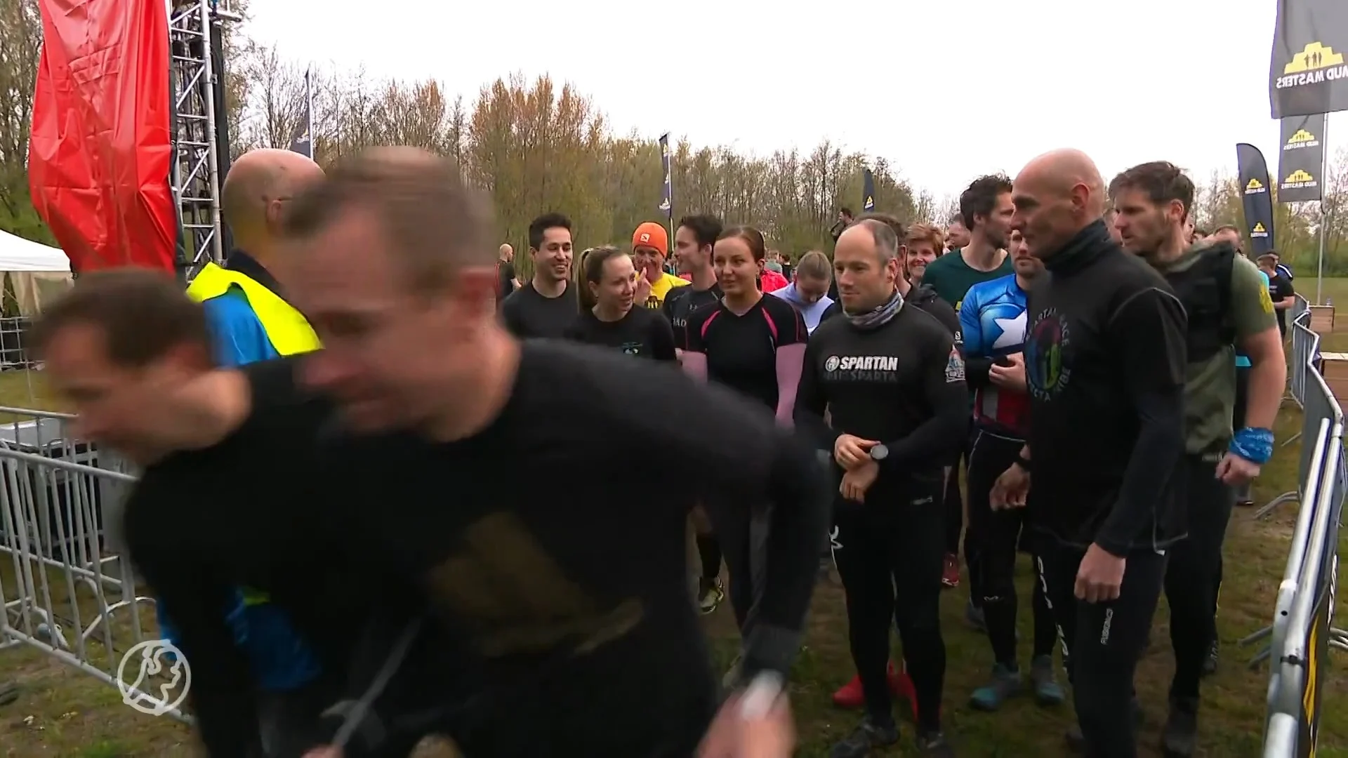 Duizenden deelnemers aan Mud Masters maken tocht door de modd...