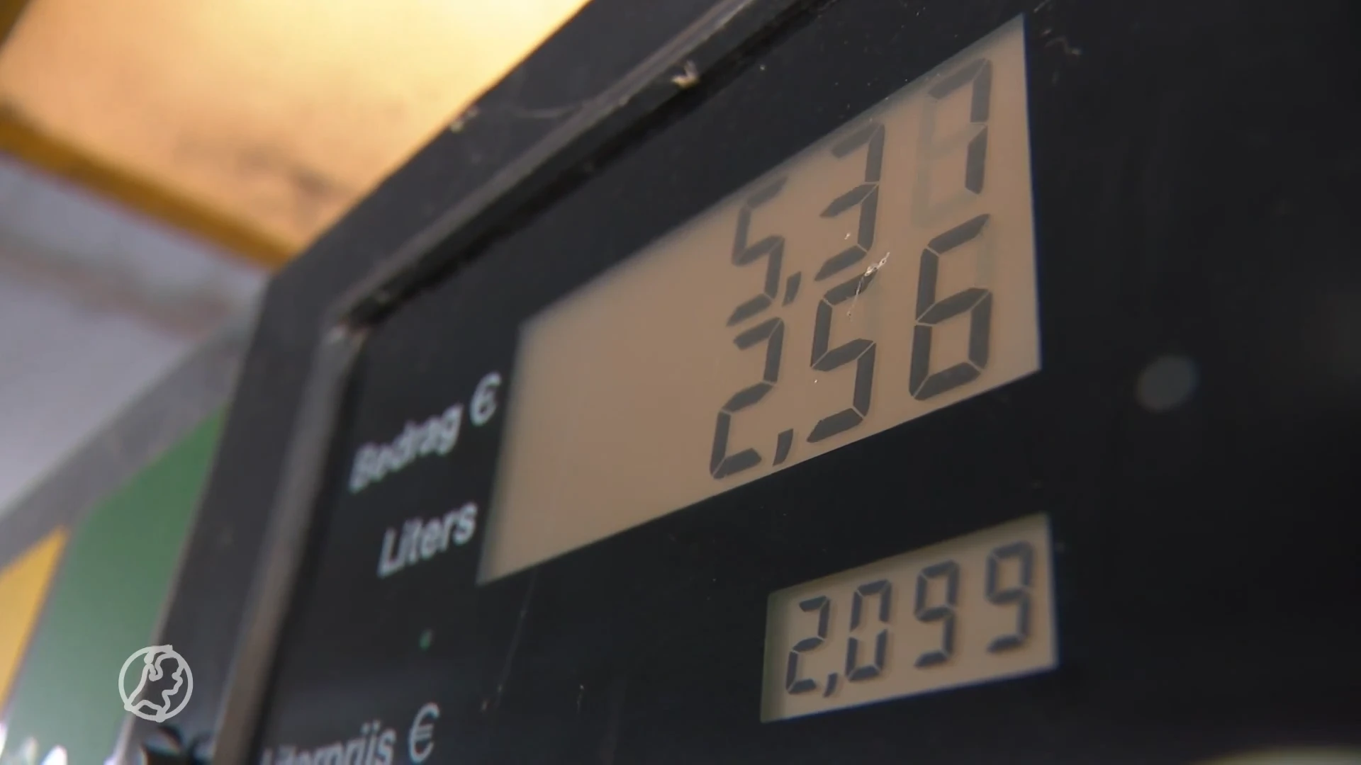 Nederlanders blij naar de pomp: benzine stuk goedkoper door accijnsverlaging