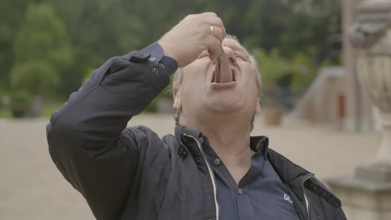 Jan geniet van verse haring: 'Ze zijn echt werelds, Johan!'