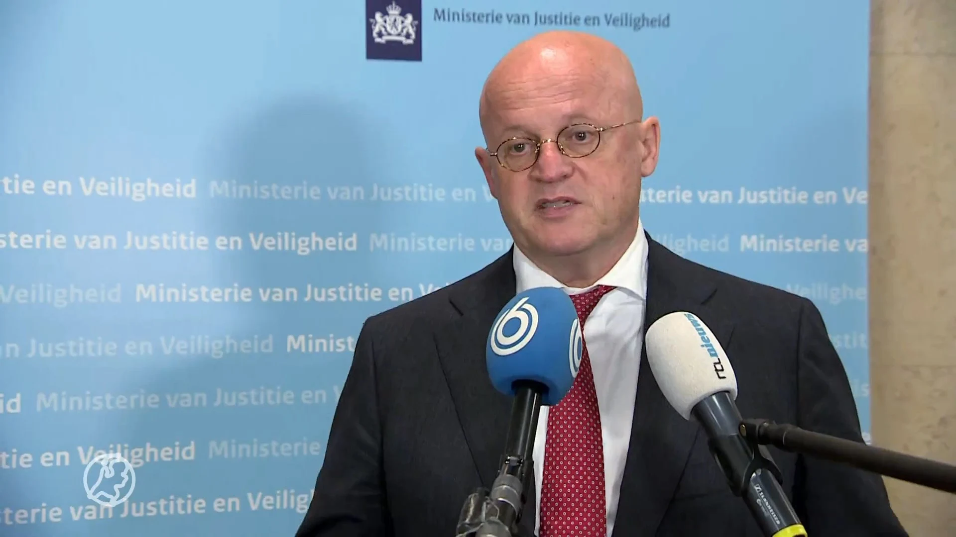 Minister Grapperhaus wil rellende hooligans hard aanpakken