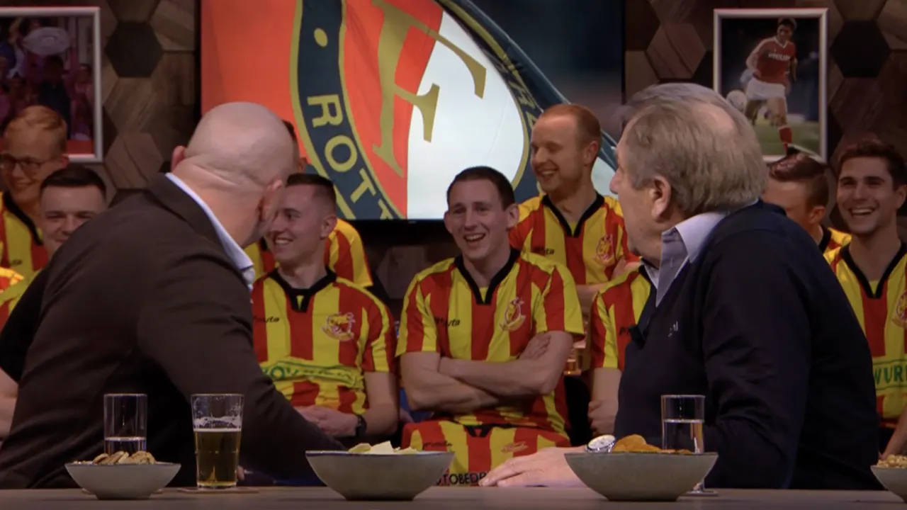 Jan wordt verbeterd door man in publiek: ‘Dit is toch niet te geloven?!’