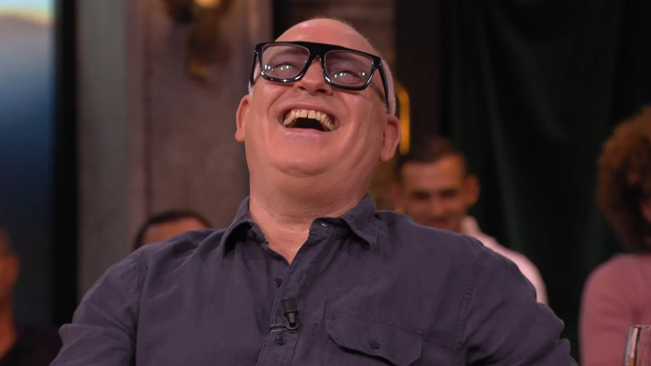 René moet lachen om China's anale coronatest