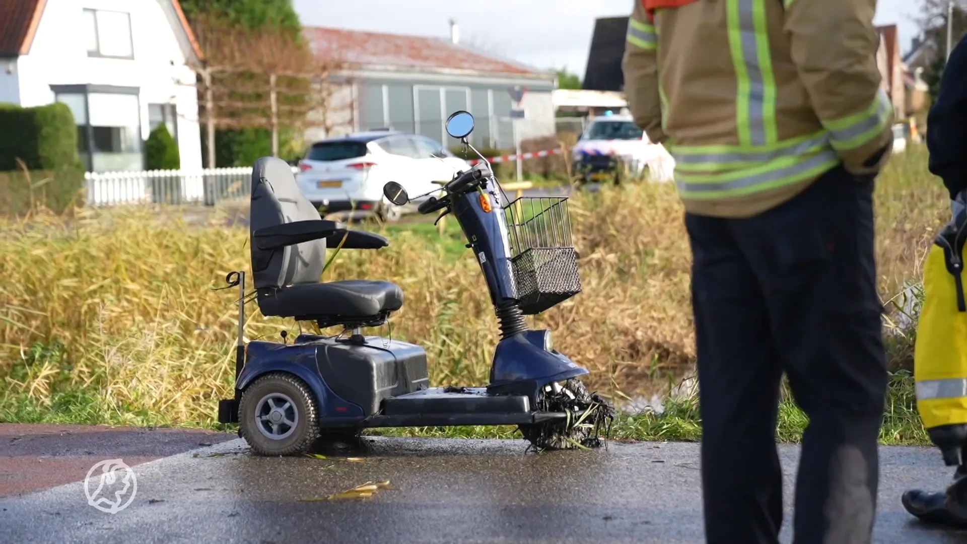 Hoogbejaarde vrouw (95) overlijdt na val in sloot met scootmobiel