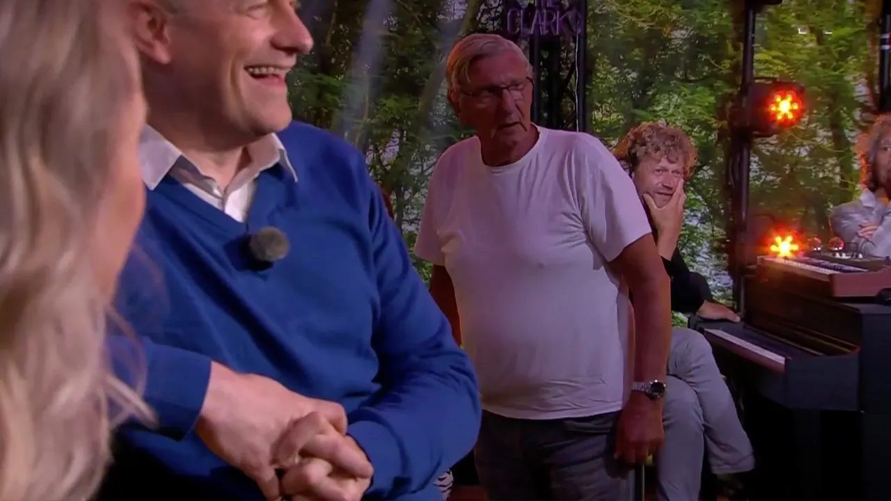 Man in publiek gaat aan de wandel: 'Hij moet poepen!'