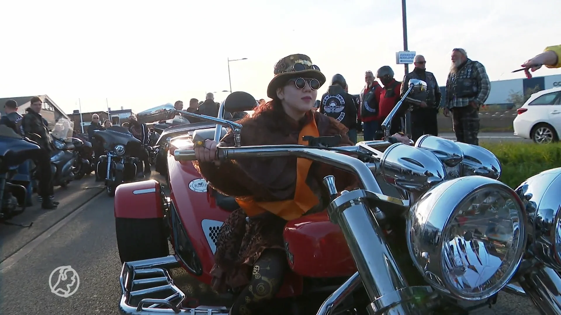 Honderden motorrijders brengen gepeste Puk naar examenfeest