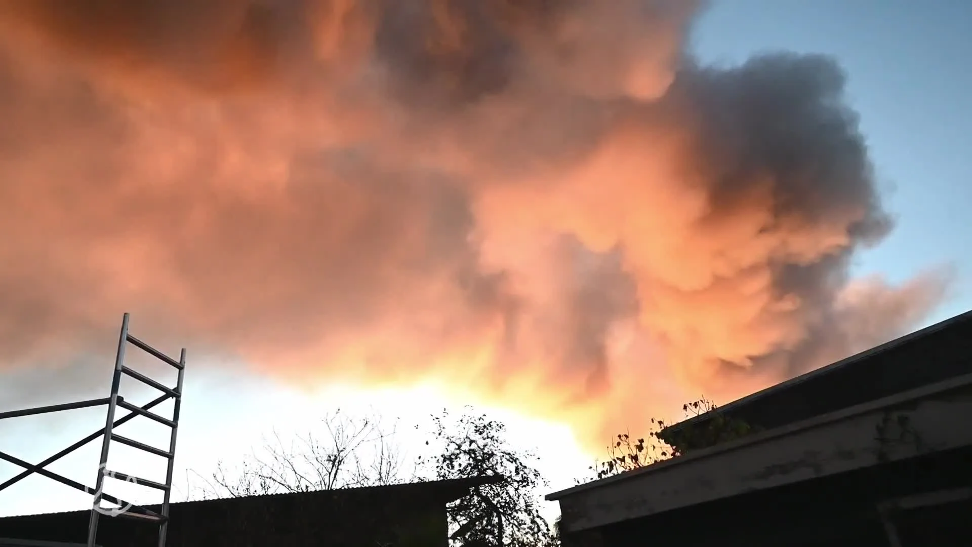 Ontploffingen bij grote brand in Tilburg