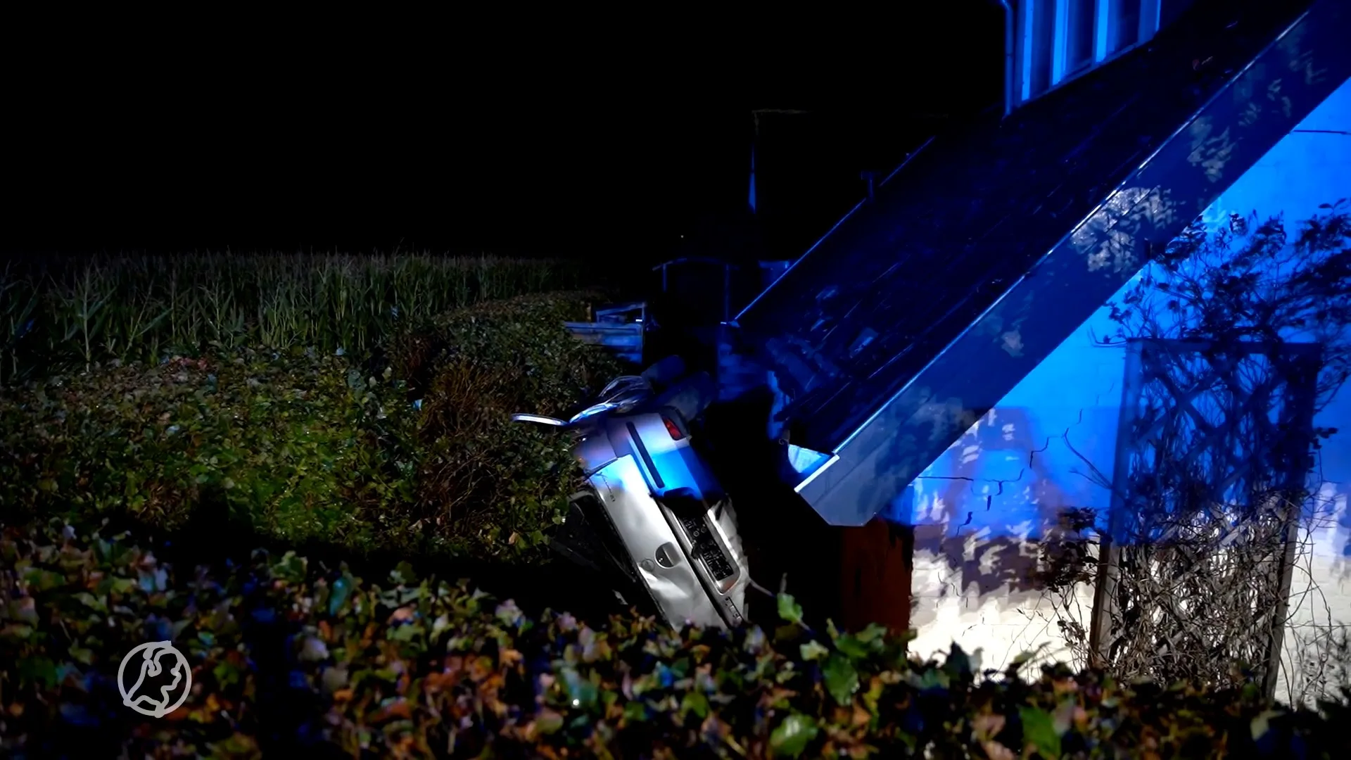 Auto vliegt uit bocht en ramt huis in Leuvenheim: 'Dit is de derde keer dat dit is gebeurd!'