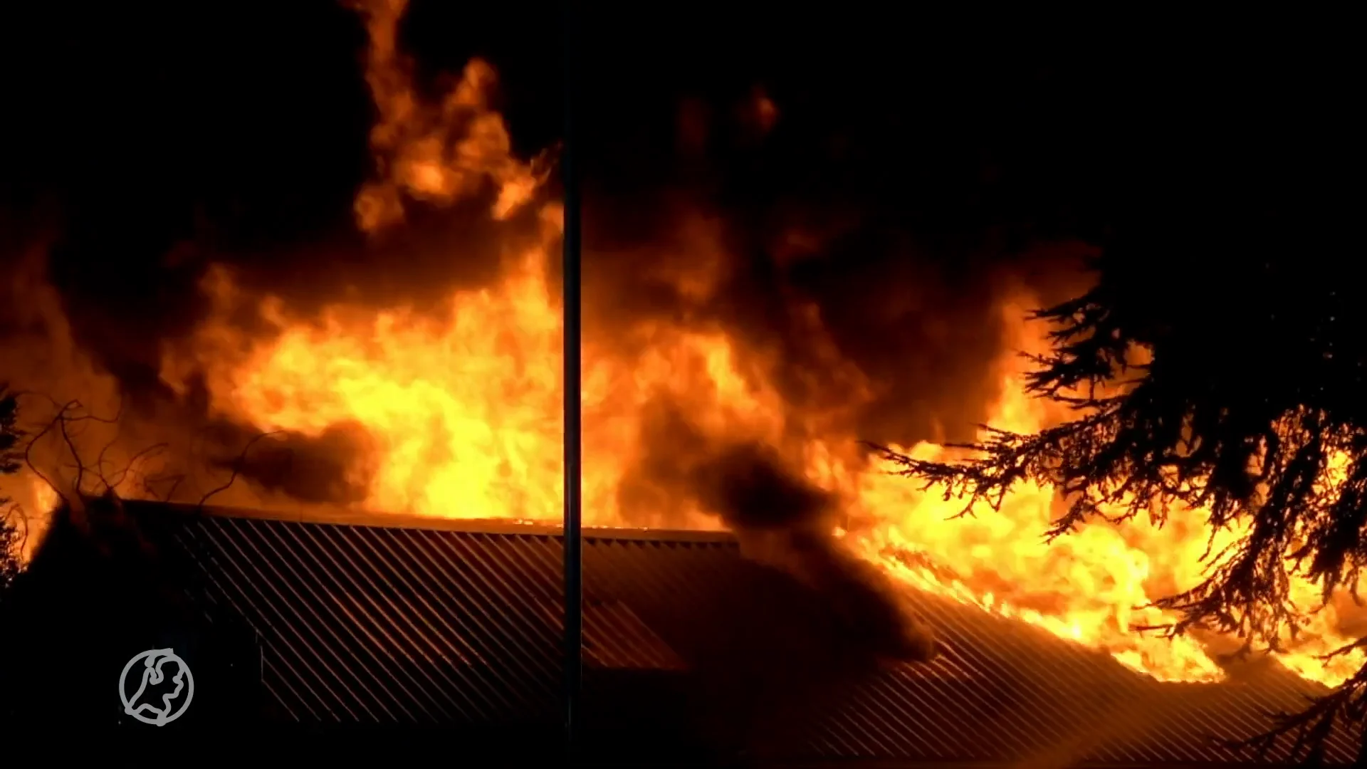 Megabrand in West-Fries dorpje, vlammen overgeslagen naar meerdere gebouwen