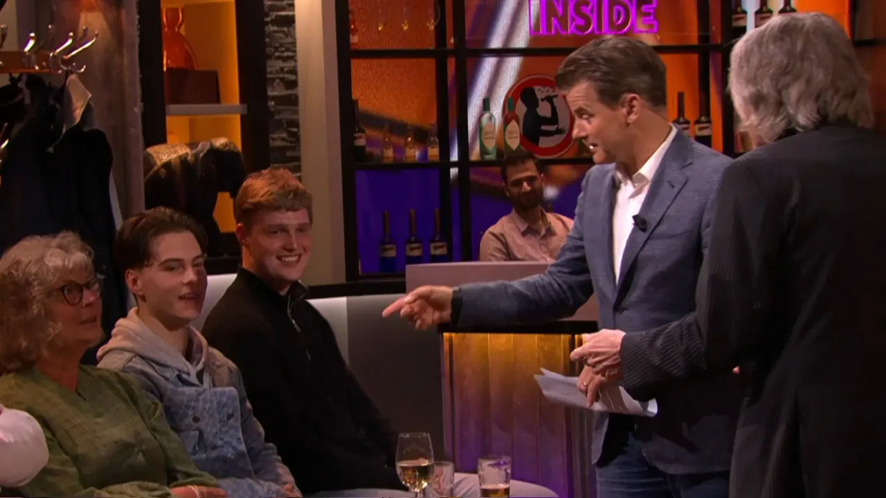 Vrouw in het publiek vindt Johan en Wilfred niet leuk: 'Bewaking!'