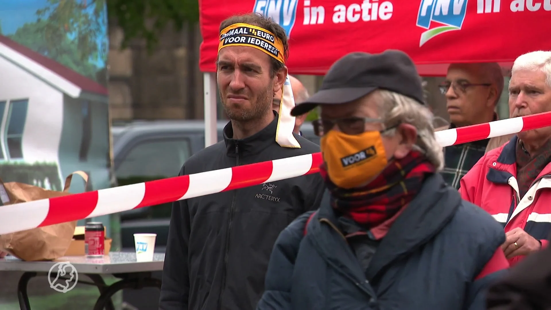 Krottenwijk voor deur van de Tweede Kamer