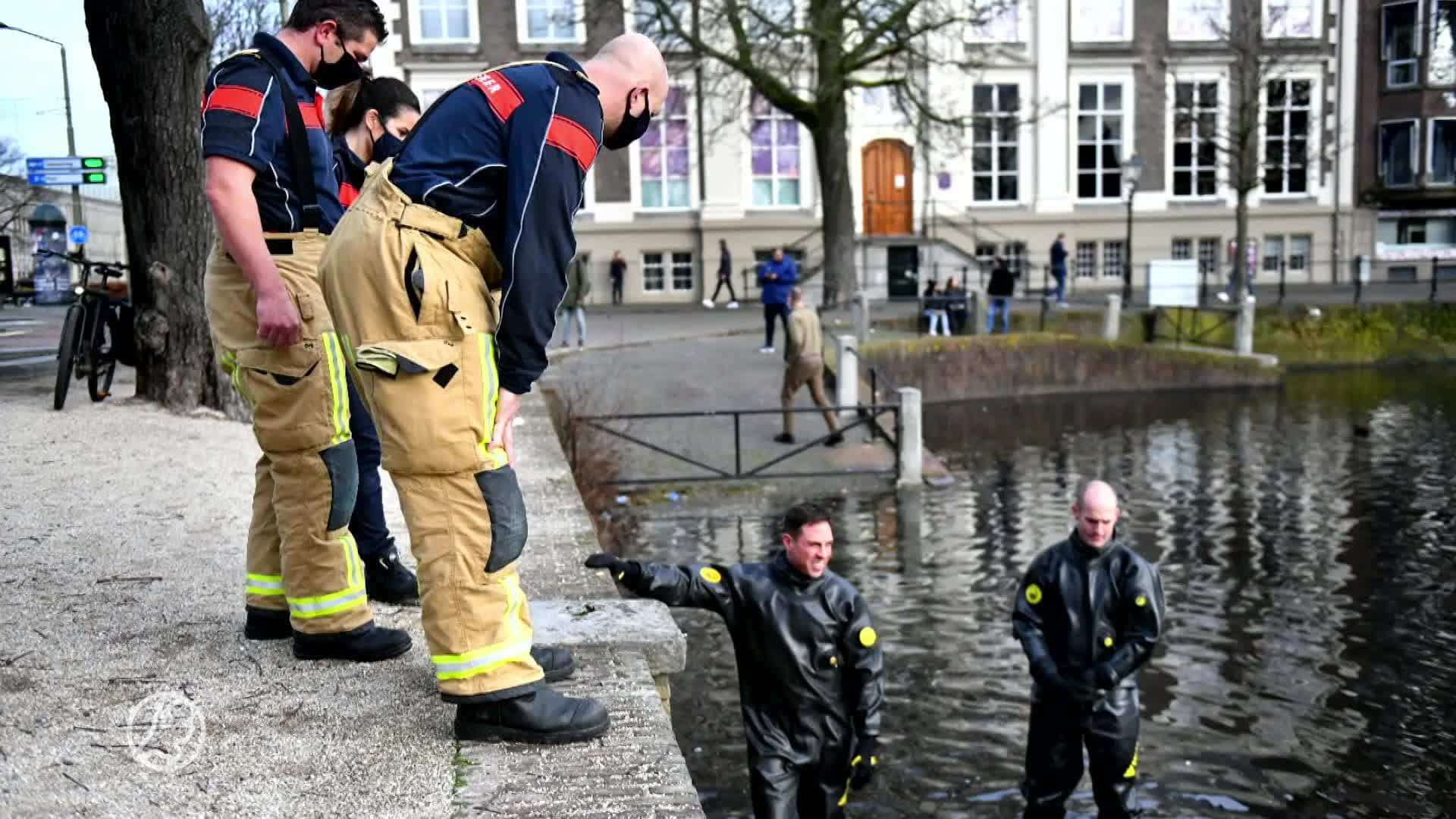 Brandweer speurt in Hofvijver naar verloren protestpan: 'Symb...