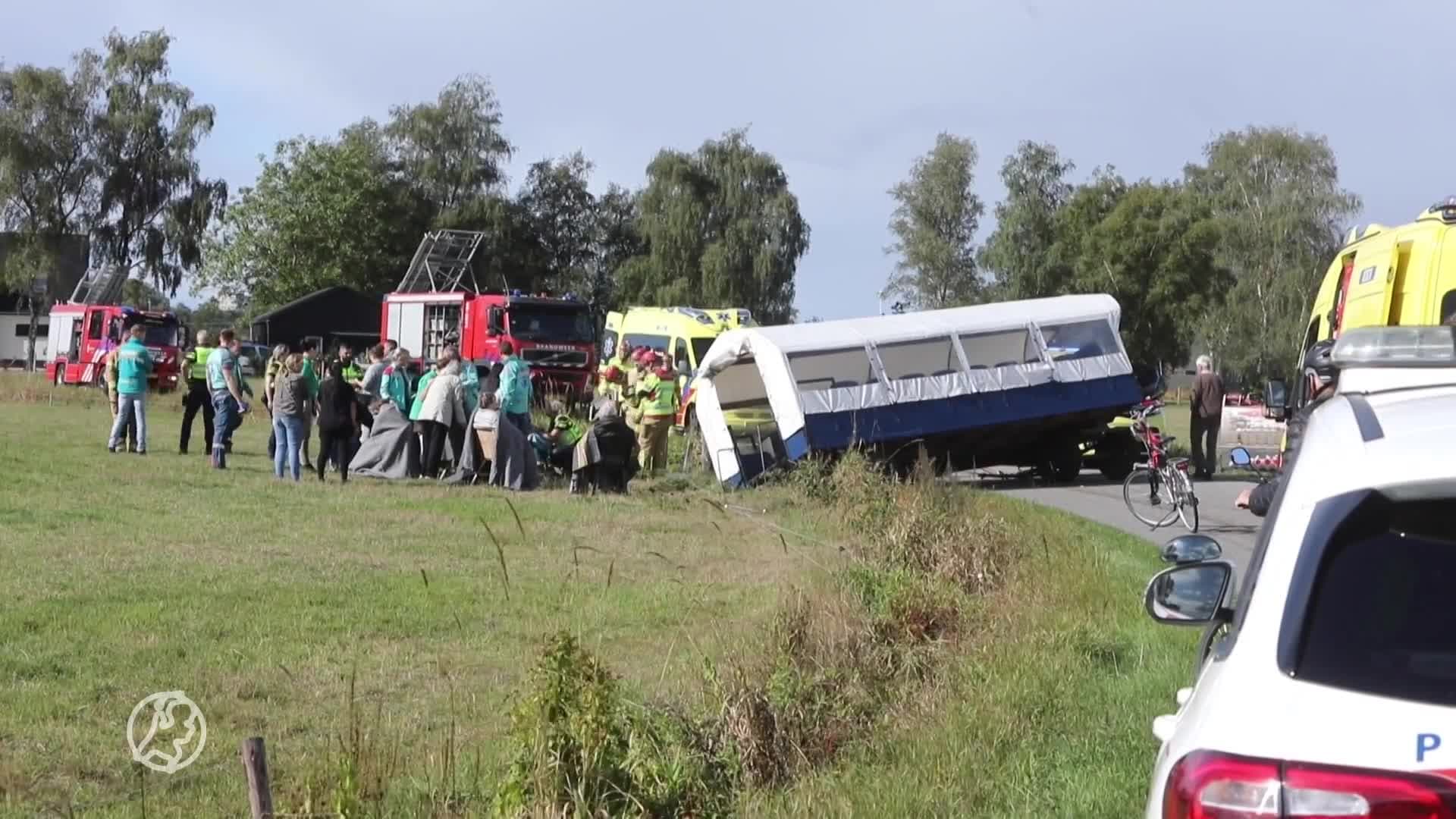 Huifkar met dementerende ouderen rijdt greppel in