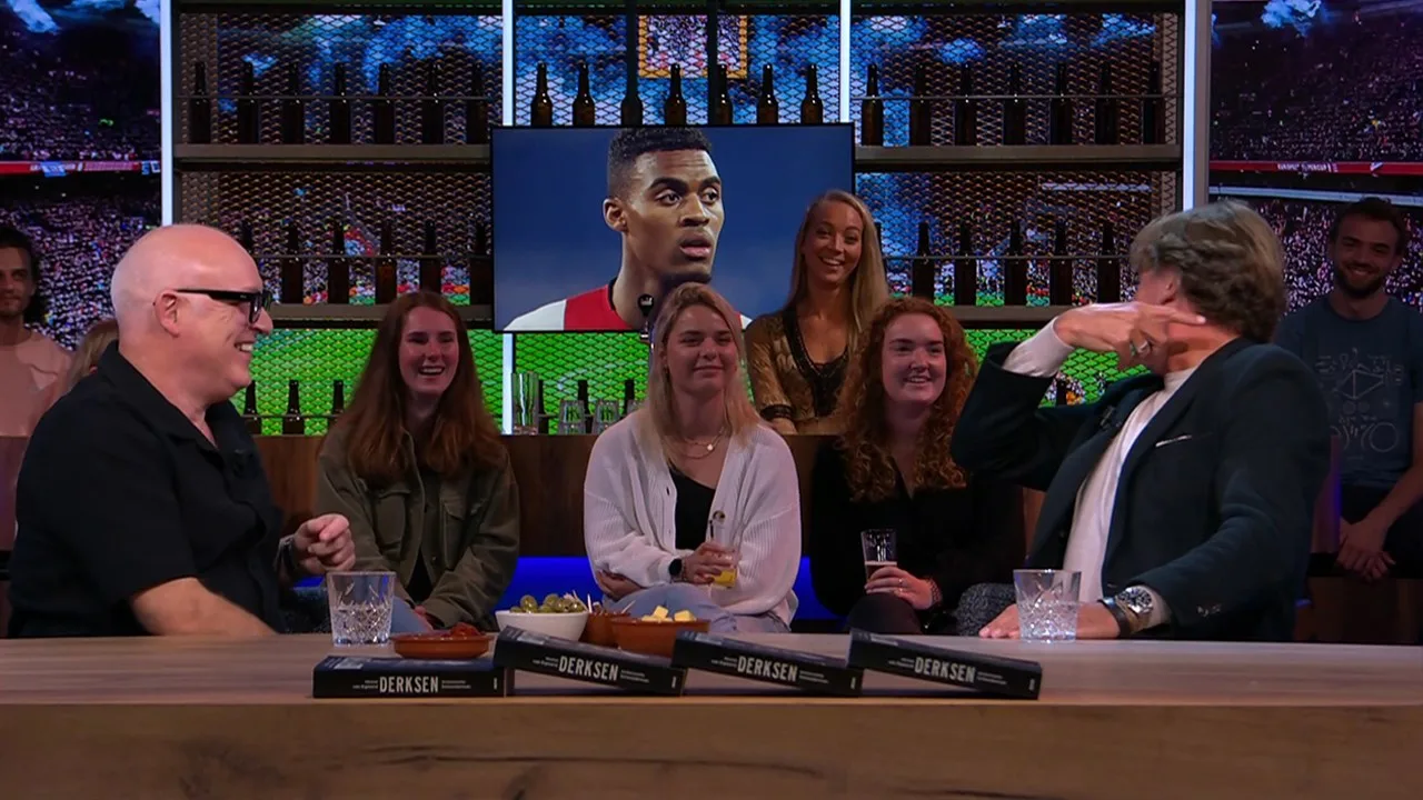 René tegen Hans: 'Ga je die meiden uitnodigen?'