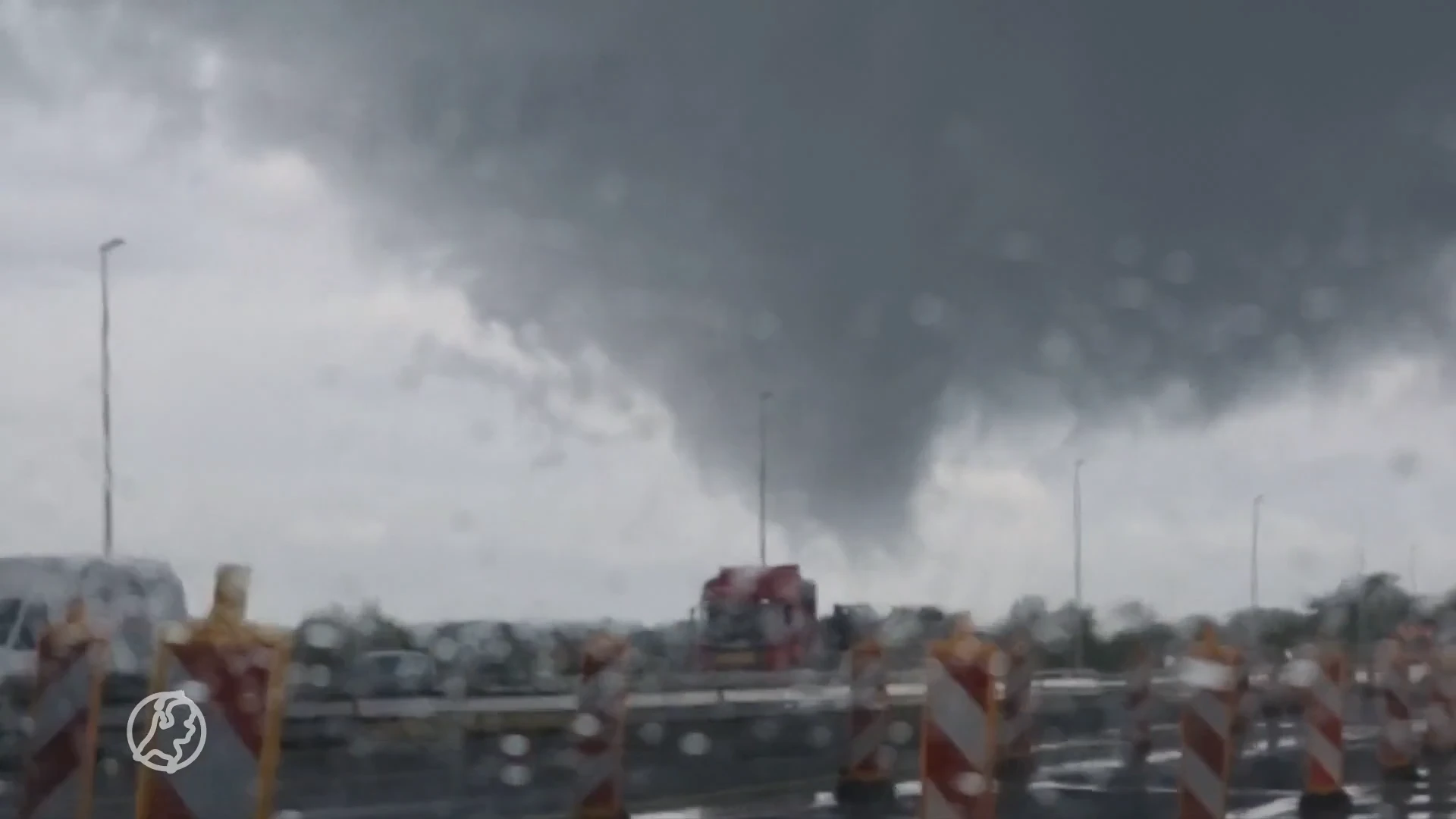 Mini-tornado veroorzaakt veel schade bij Apeldoorn, caravan gelanceerd op A50