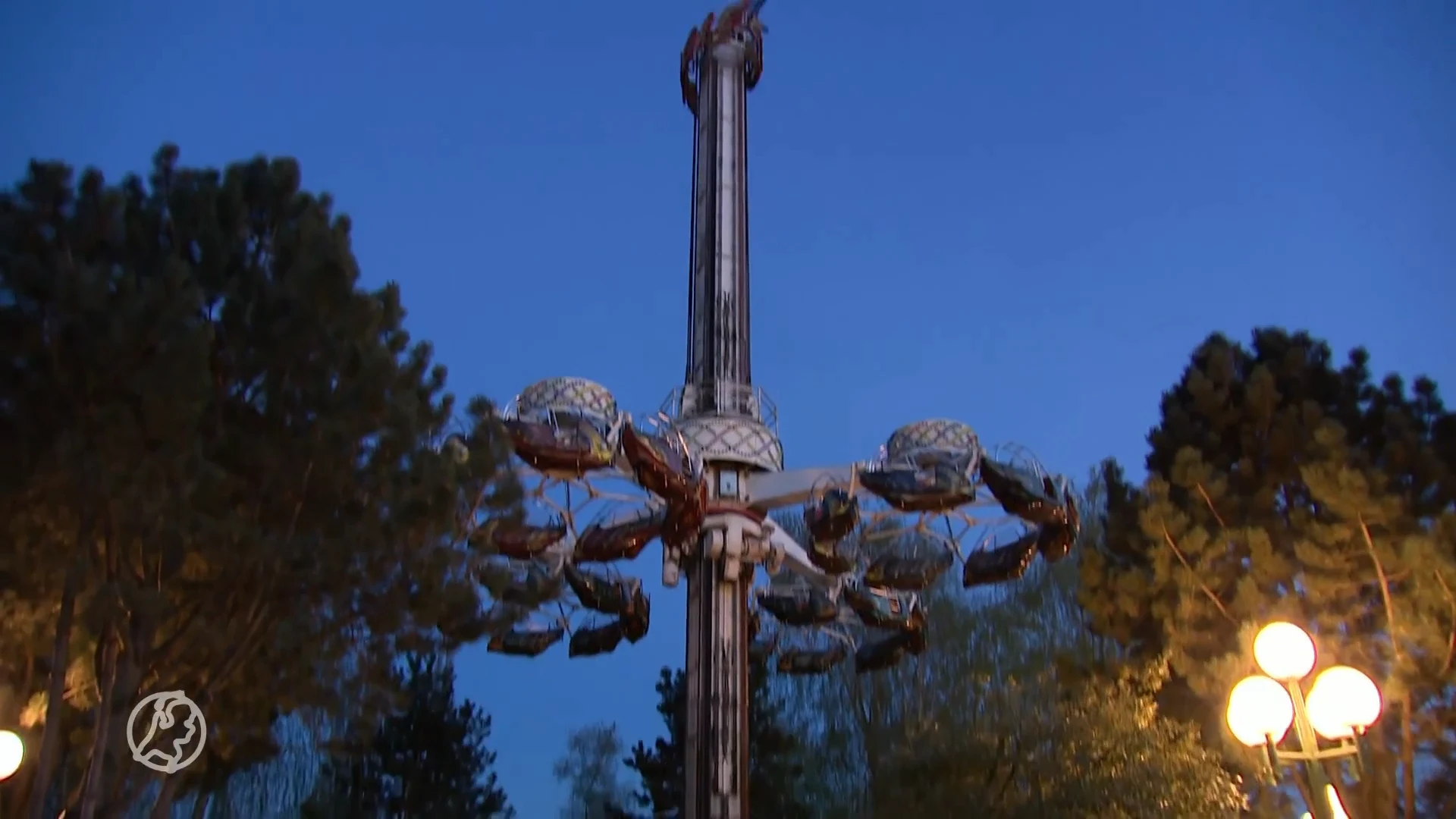 Bezoekers Slagharen ruim uur vast op 10 meter hoogte in The Eagle