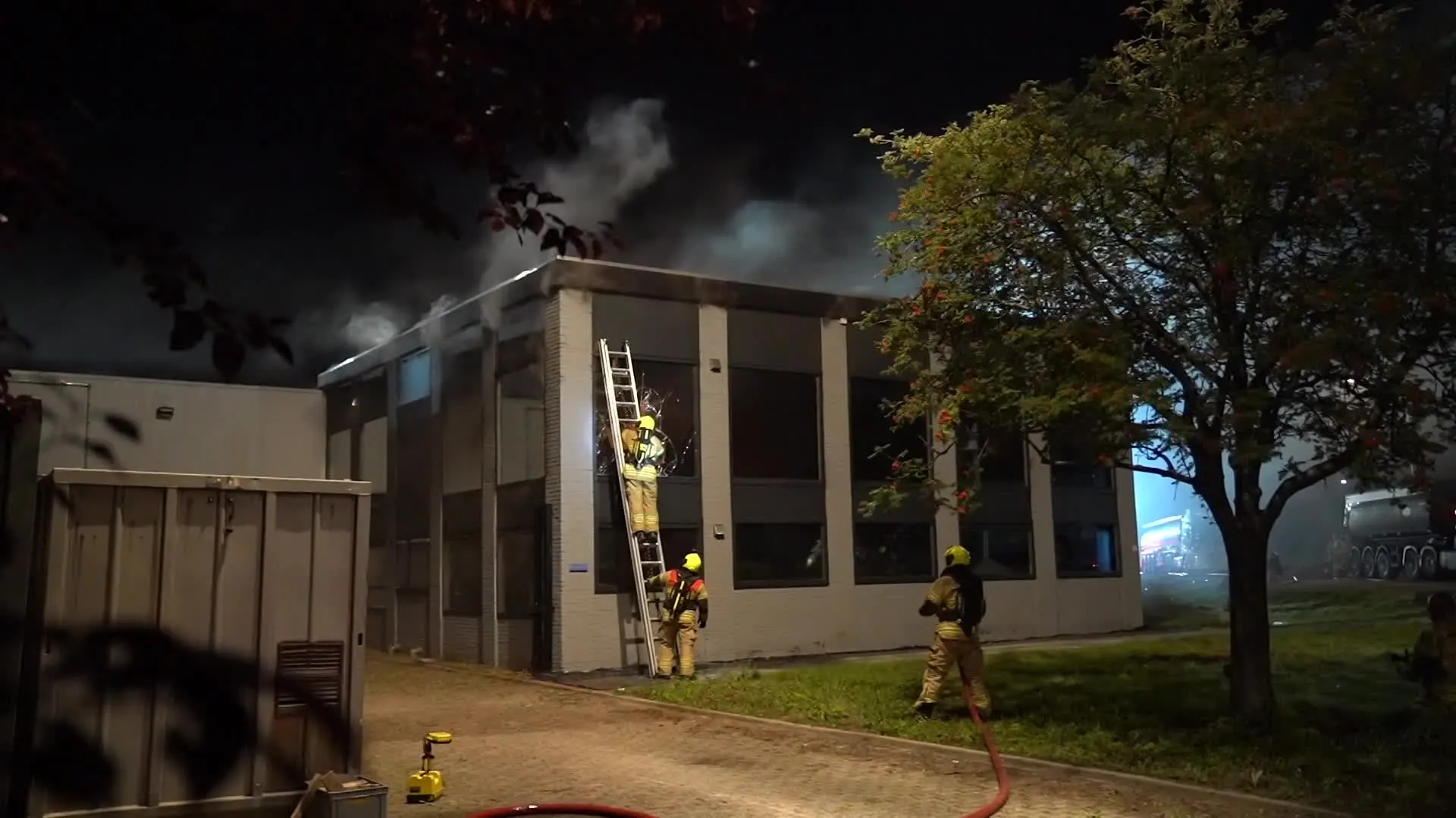 Auto rijdt pand Zwijndrecht binnen, grote brand breekt uit