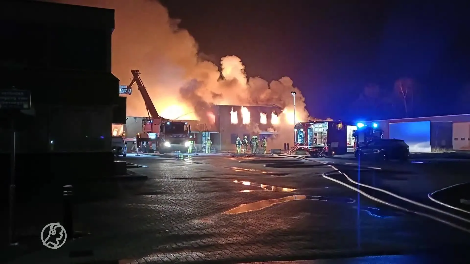 Zeer grote brand verwoest papierfabriek in Hengelo