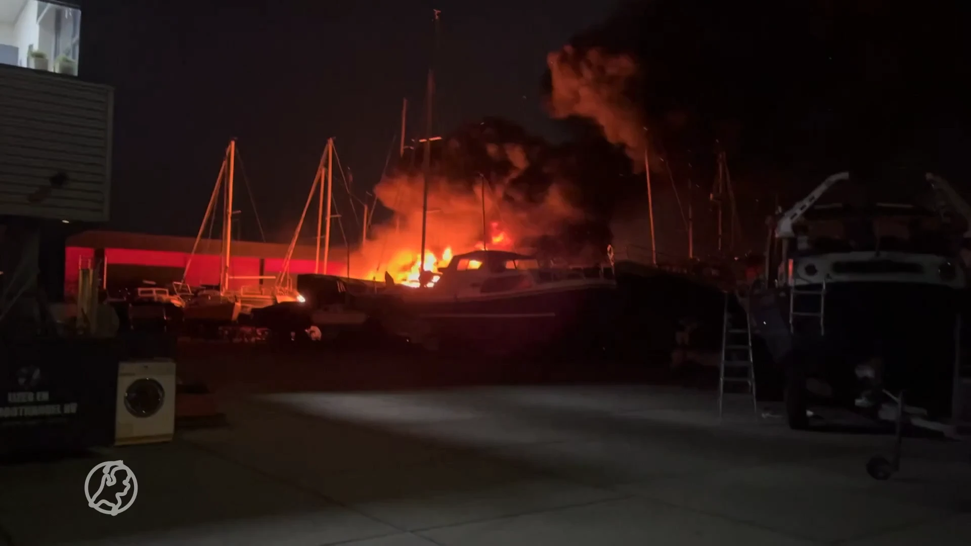 Grote brand in jachthaven in Harderwijk, tien tot vijftien schepen beschadigd
