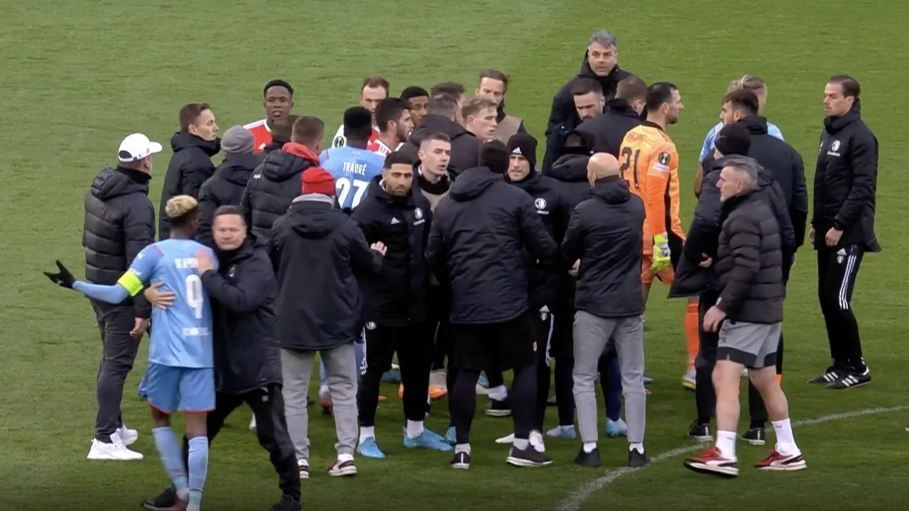 Pusic krijgt rood na opstootje tussen Feyenoord en Slavia Praag
